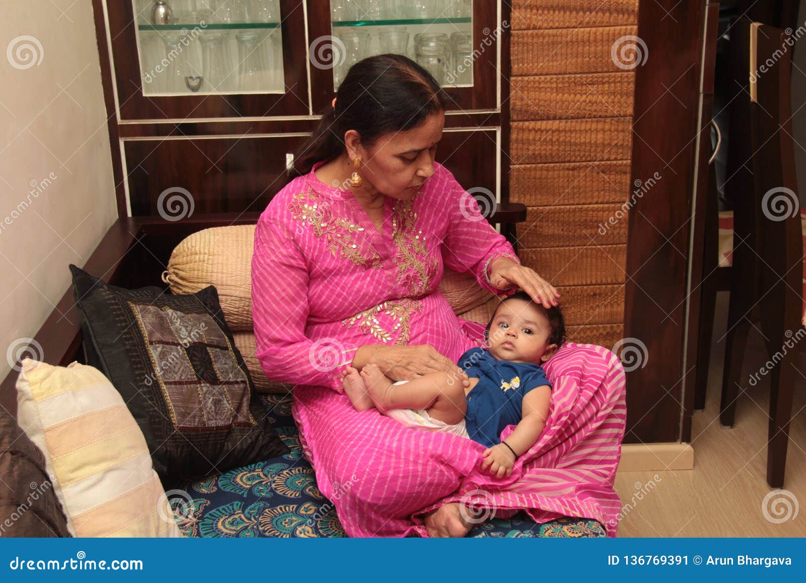 Beau Nourrisson Avec La Grand Mere Regardant La Camera Avec Les Yeux Ouverts Image Stock Image Du Malfaisant Regarder