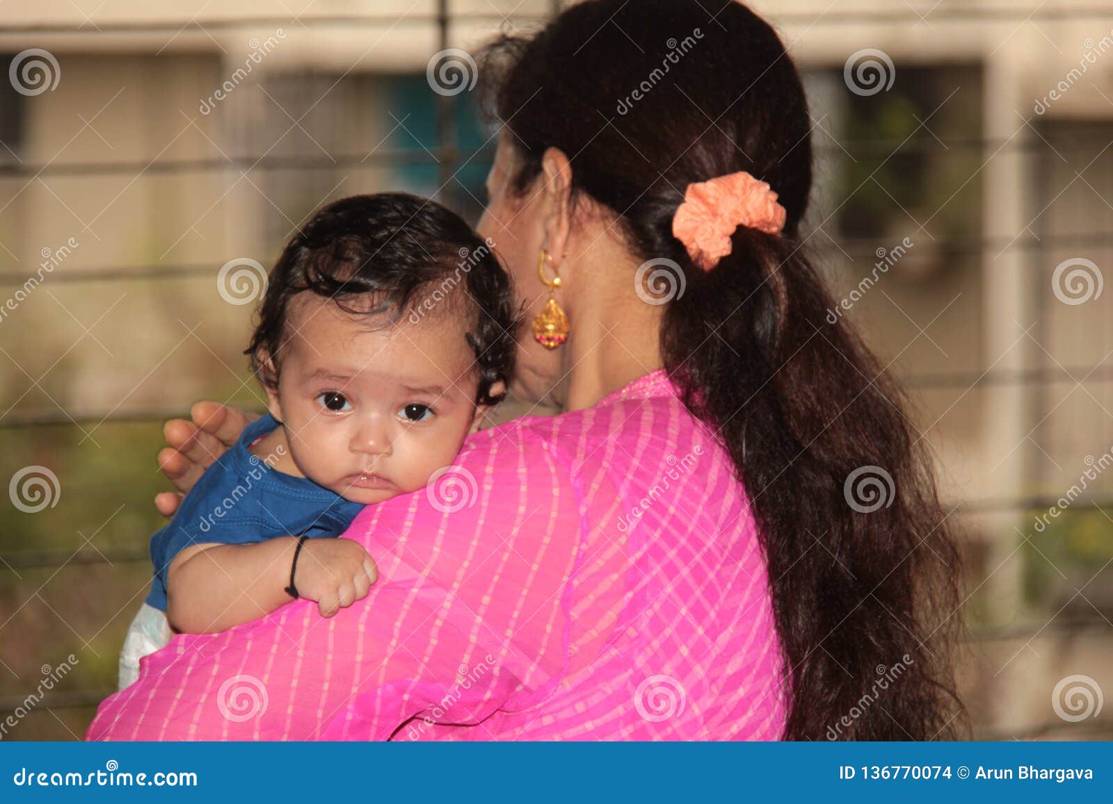 Beau Nourrisson Avec La Grand Mere Regardant La Camera Avec Les Yeux Ouverts Photo Stock Image Du Porte Developpement