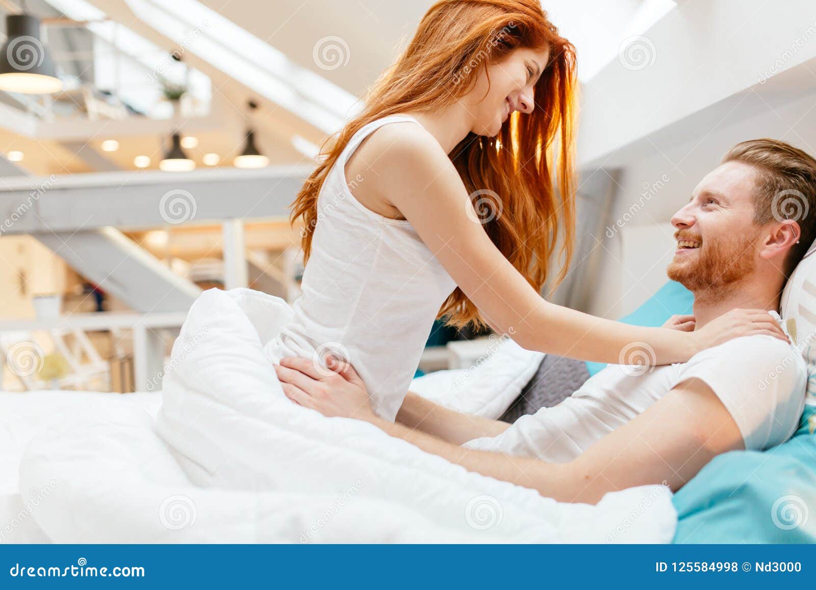 Beau Romance De Couples Dans Le Lit Photo Stock Image Du Baiser 