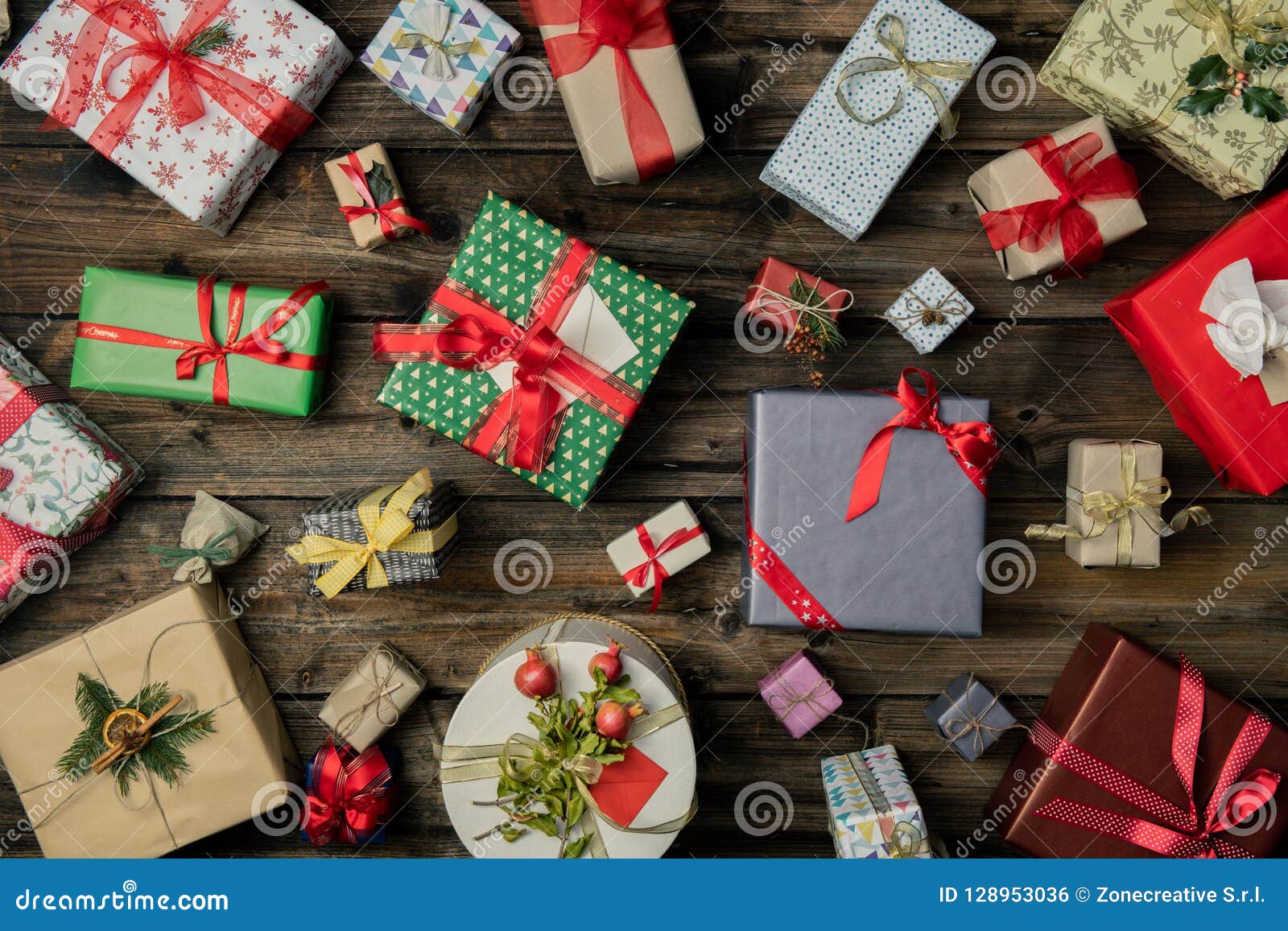 Beaucoup Noël Ou Les Cadeaux D'anniversaire Présente La Boîte En Bois  Vertical De Vintage De Vue Supérieure Les Boîtes Actuelles Photo stock -  Image du décoration, ornement: 128953036