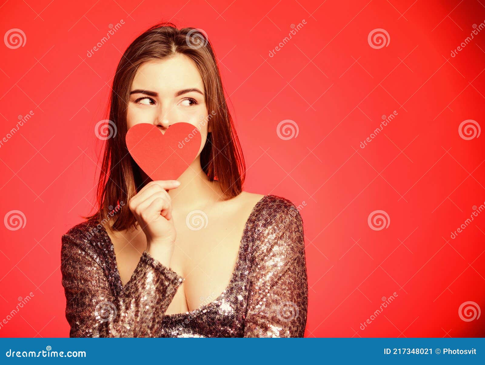 Beauté Avec Carte Valentine. Amour Et Romance. Vente De La Saint-valentin.  Fille Sensuelle Avec Coeur. Femme Sexy En Robe Glamour Image stock - Image  du baiser, ventes: 217348021