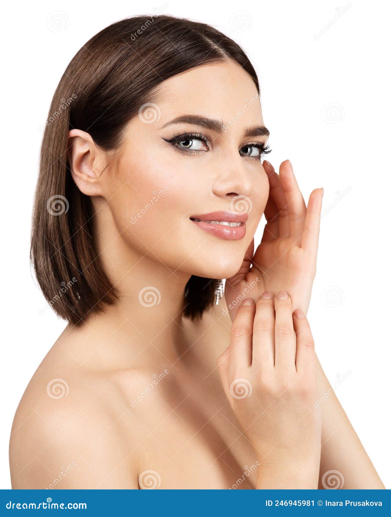 Beauté Femme Visage Soins. Modèle Souriant Avec Maquillage Naturel Et Mains  Sur Les Joues Regardant La Caméra Sur Blanc. Manucure Image stock - Image  du mains, cils: 246945981