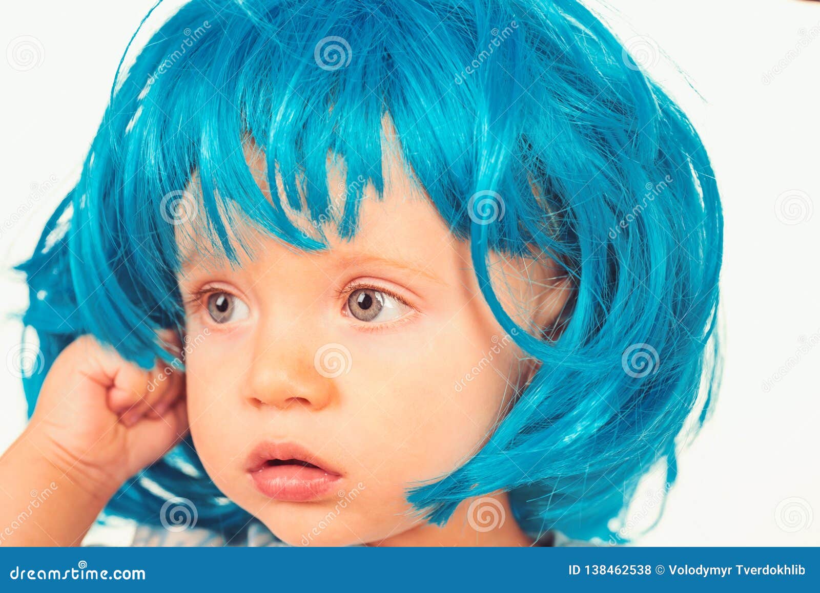 Beaute Geniale De Style Bebe Mignon Avec De Longs Cheveux Bleus Cheveux Bleus De Perruque De Petit Usage D Enfant Petit Enfant Da Photo Stock Image Du Salon Fille Beaute Geniale De Style Bebe Mignon Avec De Longs Cheveux Bleus Cheveux Bleus De Perruque De Petit Usage D Enfant Petit Enfant Da Photo Stock Image Du Salon Fille
