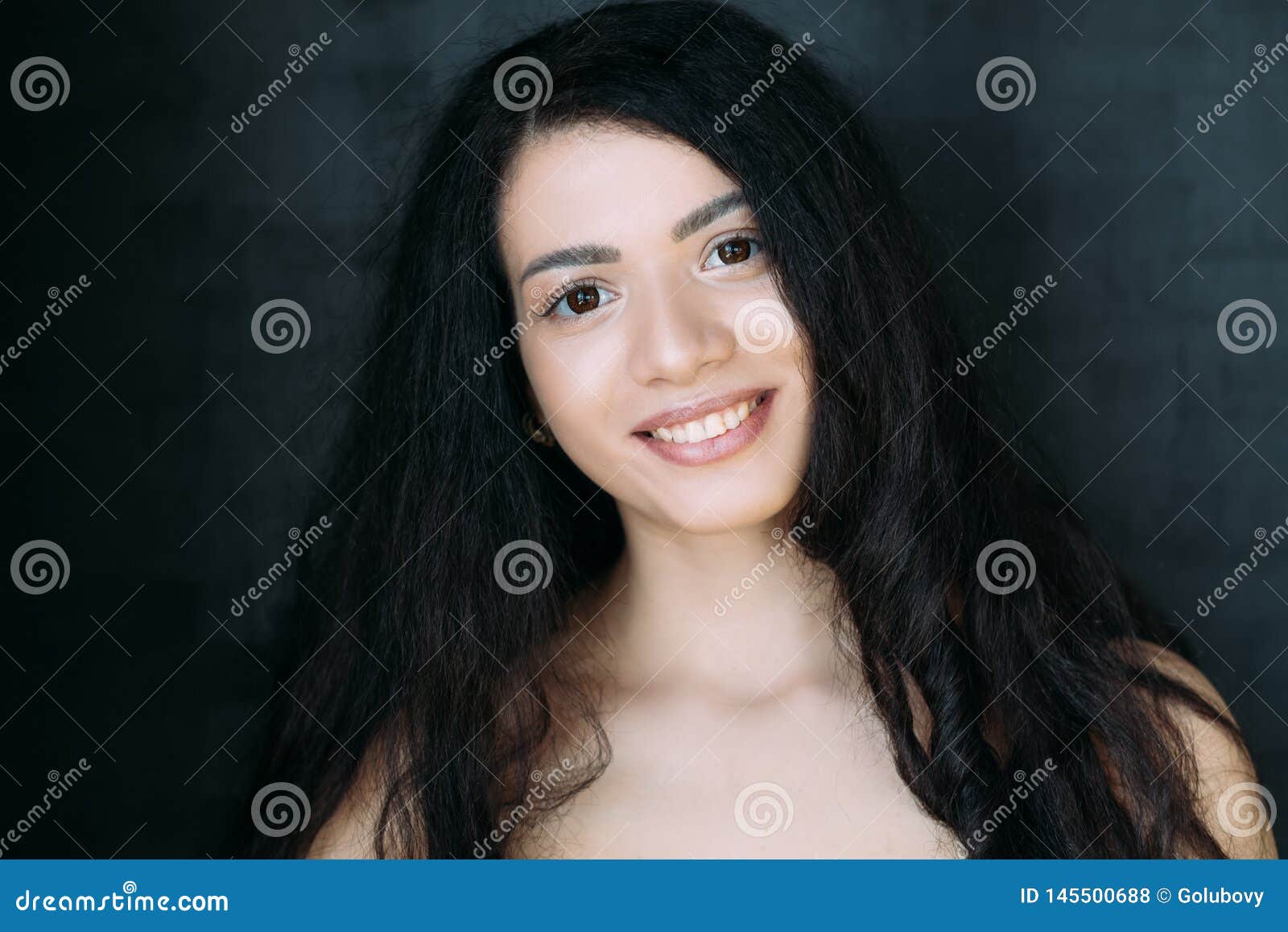 Verticale heureuse de jeune femme Belle brune de sourire avec de longs chev...