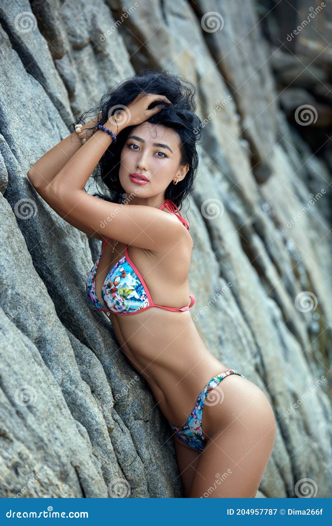 Asian Girl Looks SO Sexy In Her Bikini