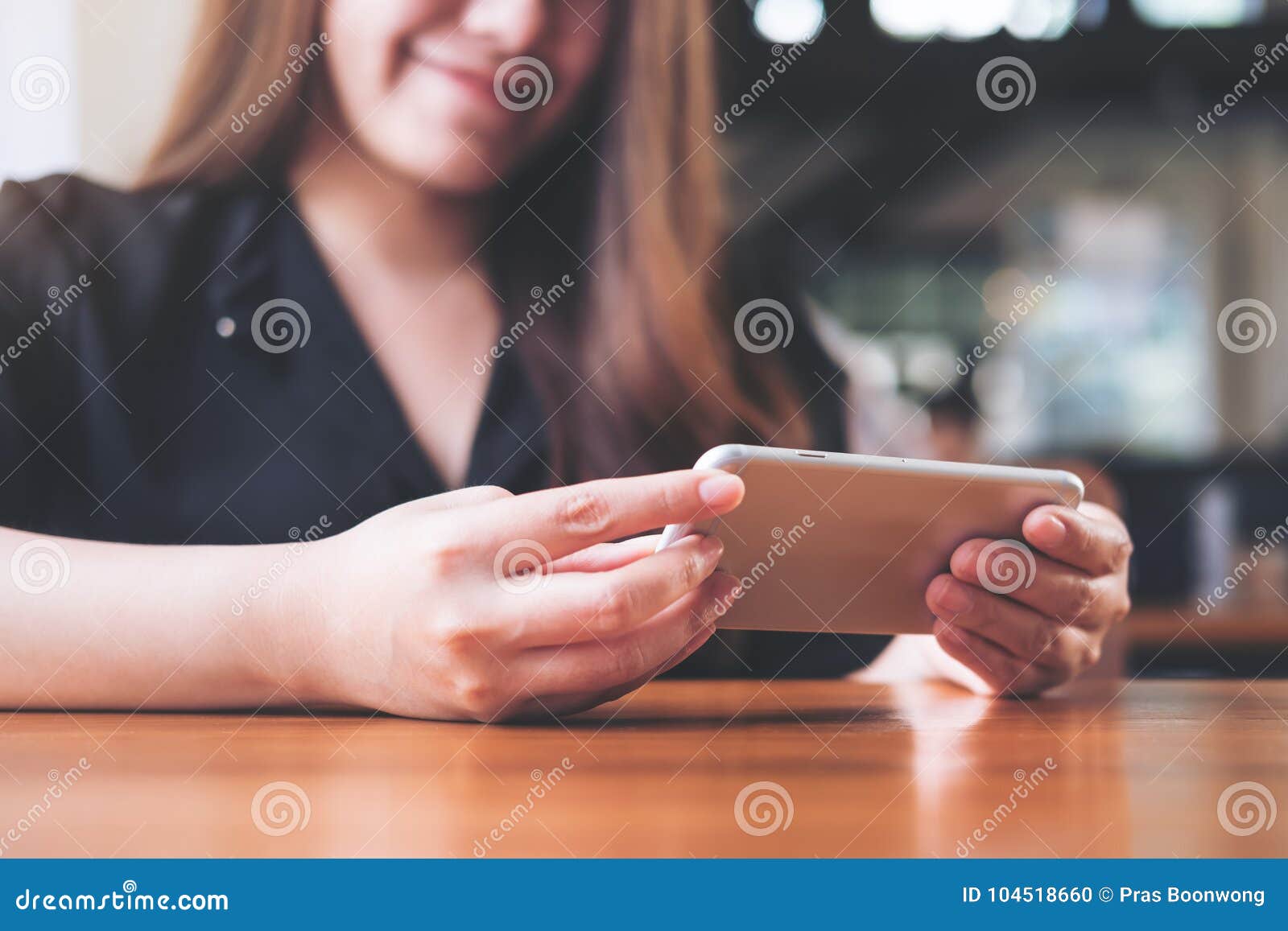 30,080 Women Playing Games Mobile Phones Images, Stock Photos & Vectors