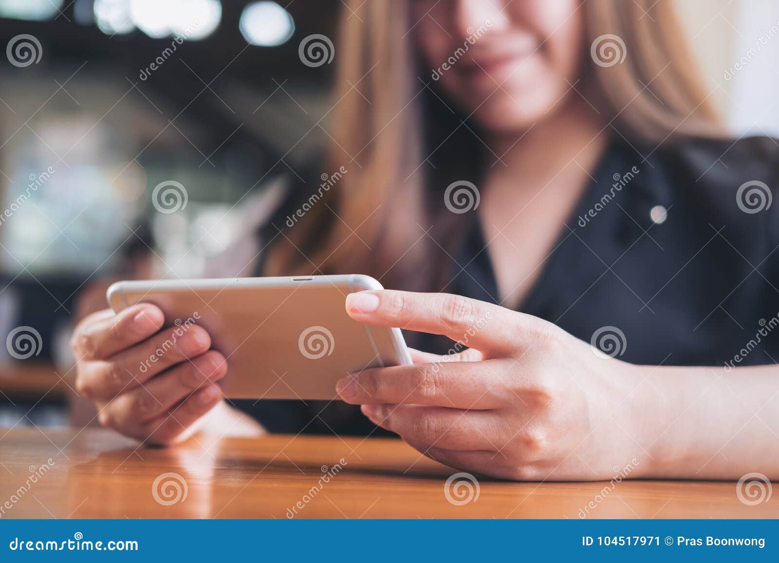 30,080 Women Playing Games Mobile Phones Images, Stock Photos & Vectors