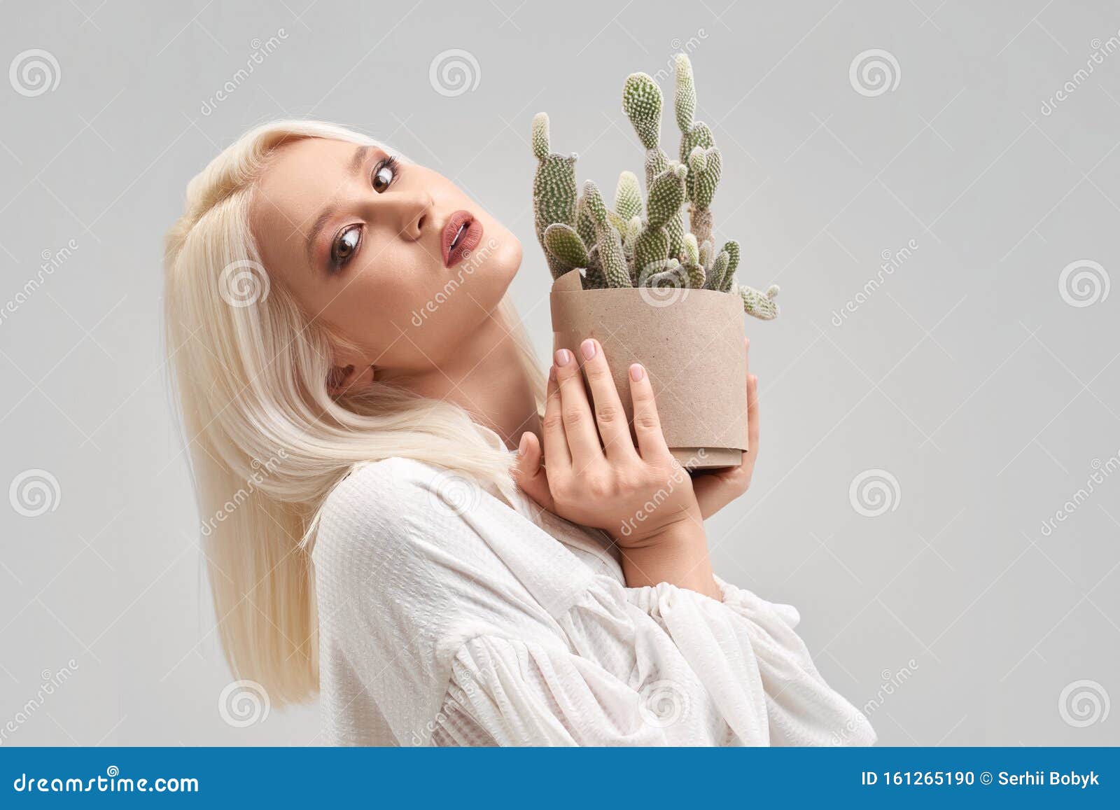 Boekhouder af hebben Isoleren Beautiful Blonde Girl with Make Up Holding Pot with Cactus Stock Photo -  Image of posing, pattern: 161265190