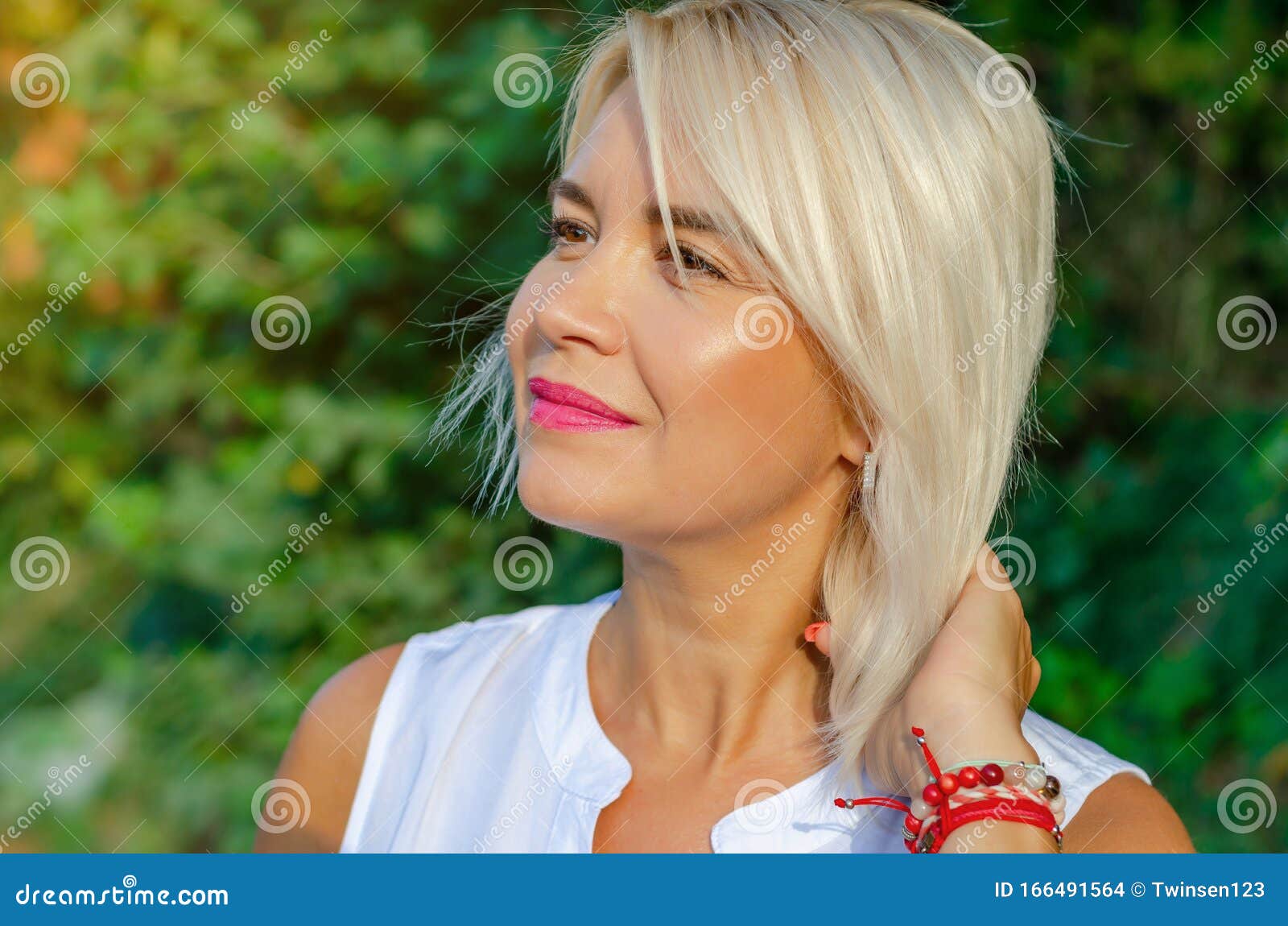 Blonde girl posing in green park — Stock Photo © Selenittt 