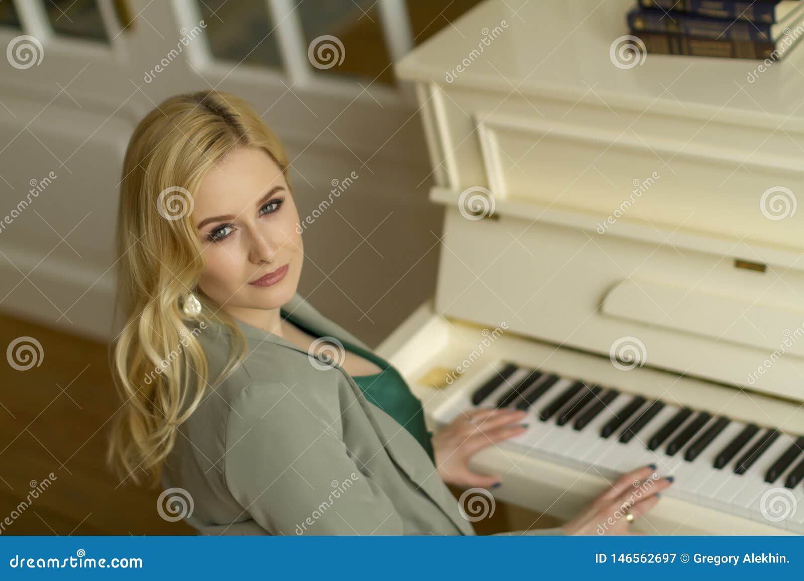 piano player blonde hair