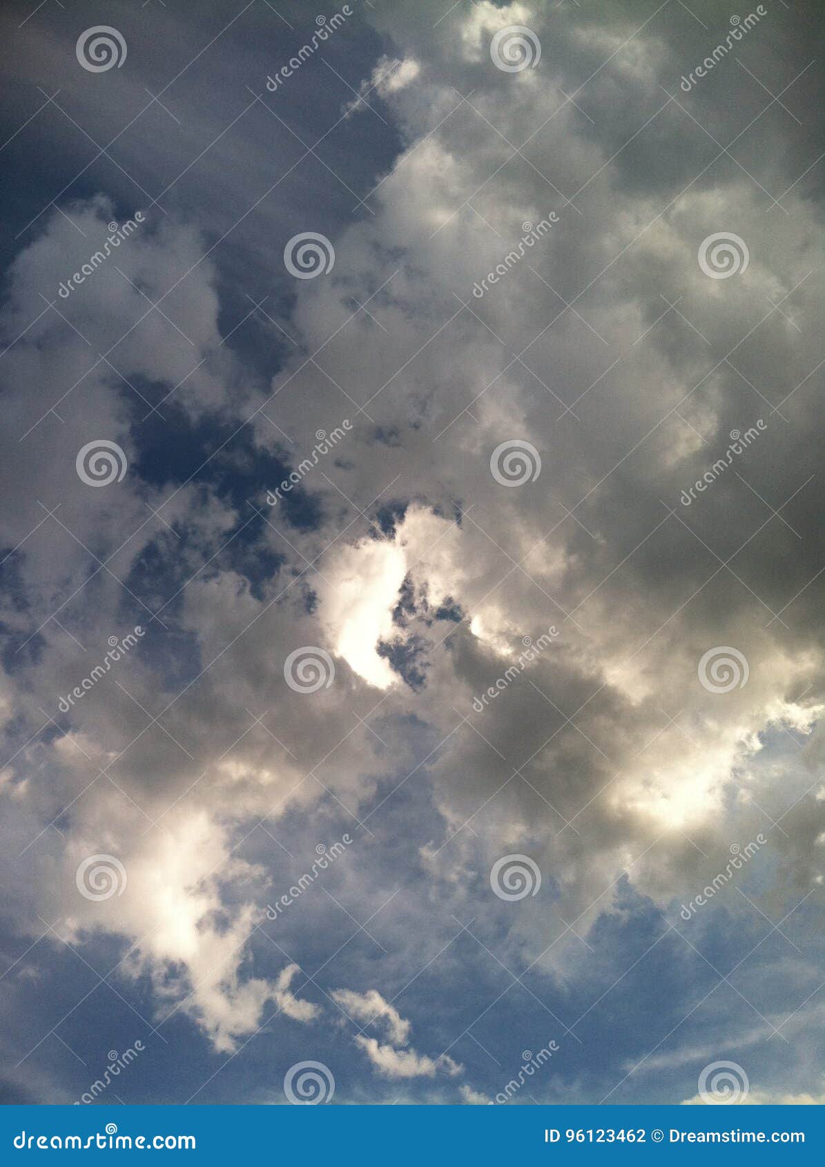 beautiful blue clouds in the sky/ cielo azÃÂºl en la atardecer