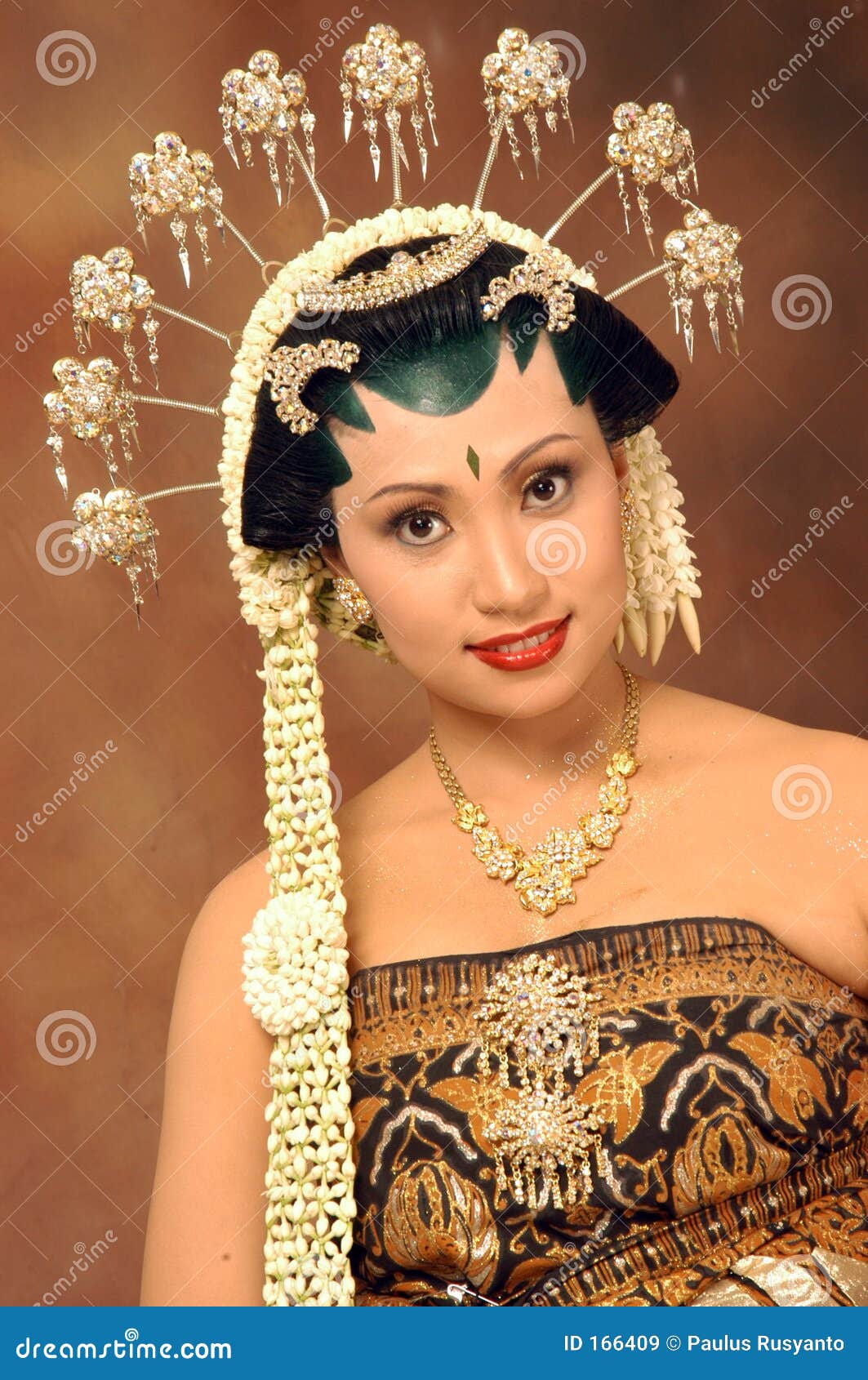 traditional indonesian wedding dress