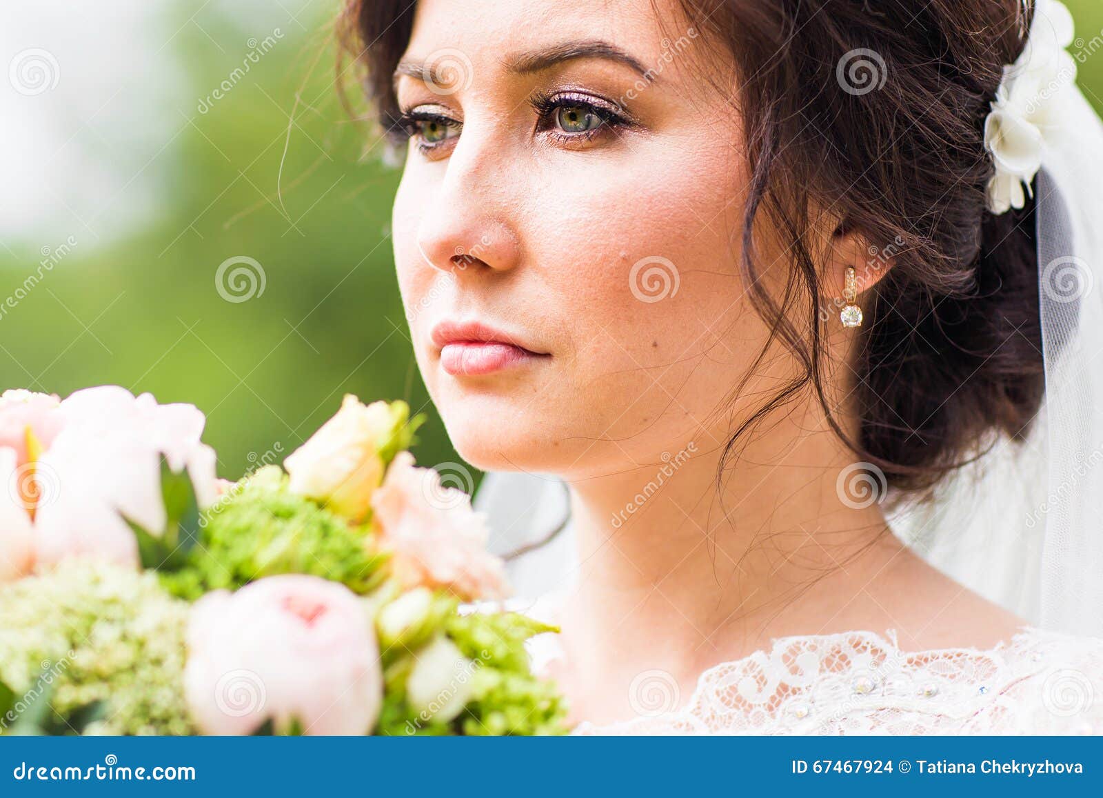 Beautiful Bride Girl in Wedding Dress with Bouquet of Flowers, Outdoors ...