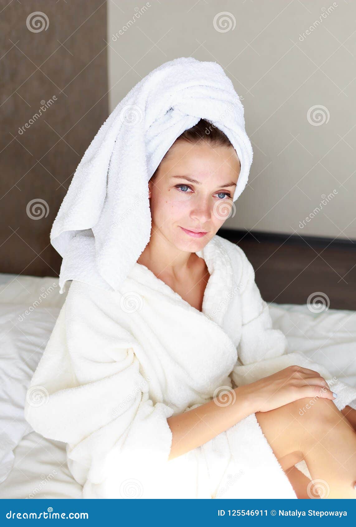 После душа на улицу. Девушка с полотенцем на голове. Девушка в халате и полотенце на голове. Красивая девушка в полотенце. Девушка в махровом полотенце.