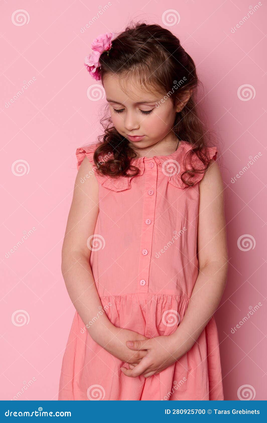 verticale studio portrait de souriant coquette peu enfant fille 5-6 ans  vieux, à la recherche à caméra sur rose Couleur Contexte 25912395 Photo de  stock chez Vecteezy