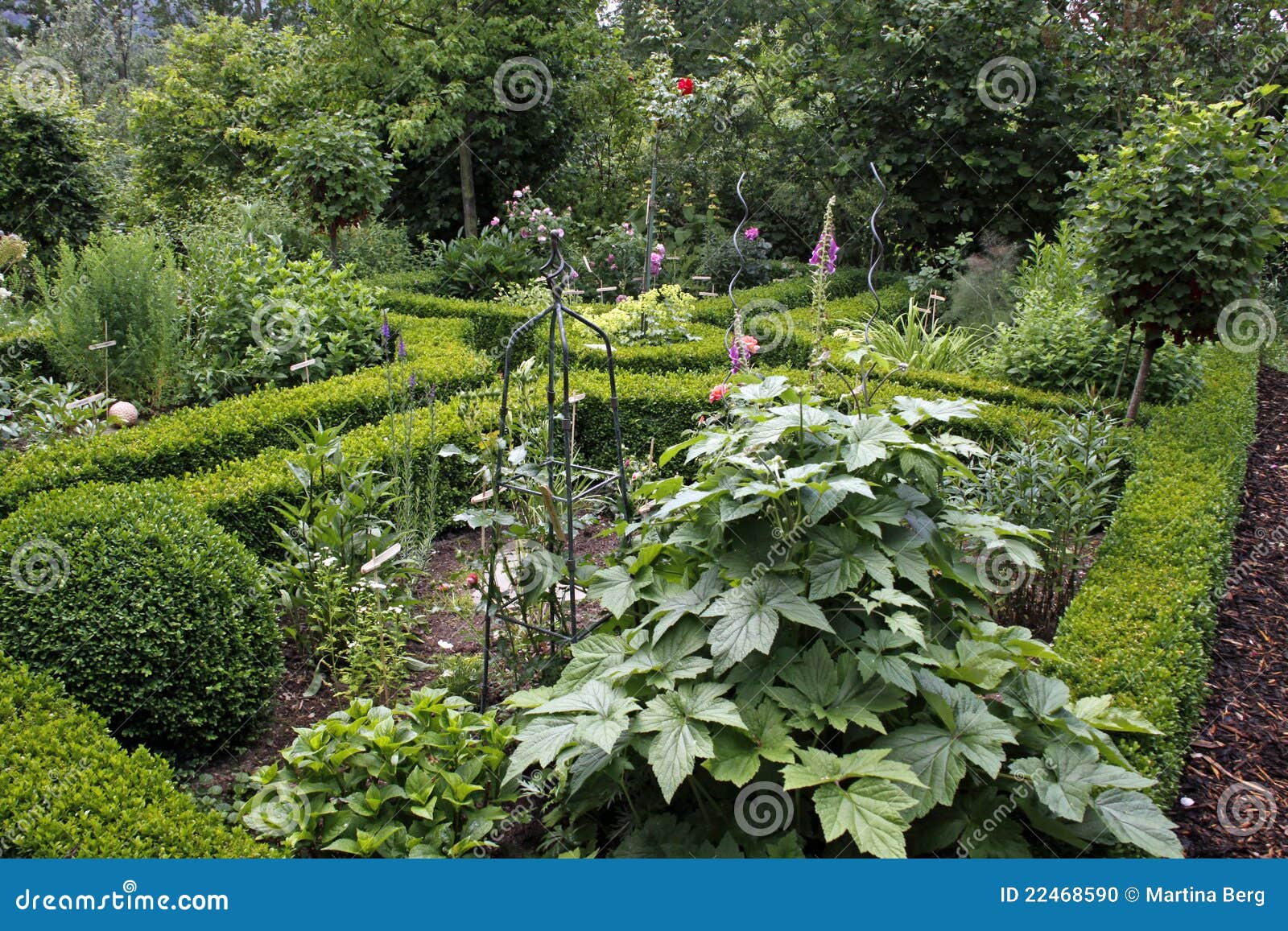 Beautiful cottage garden stock photo. Image of landscape - 22468590
