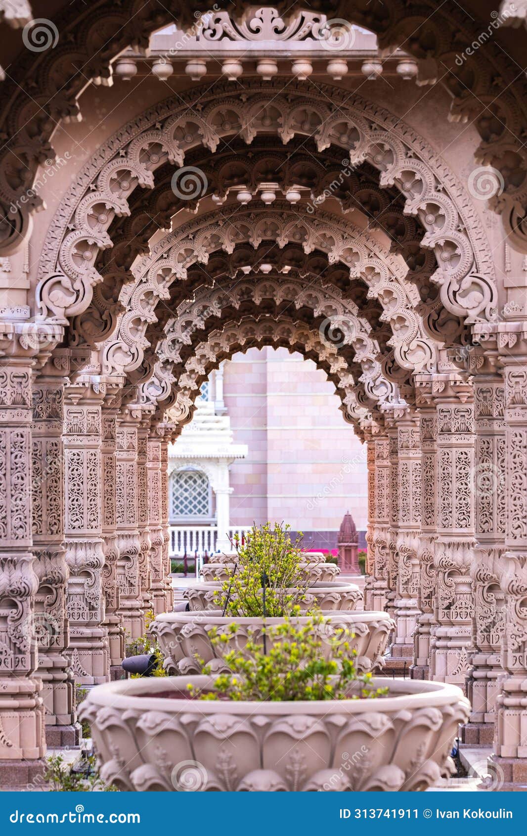 beautiful decorated arch at baps swaminarayan akshardham temple