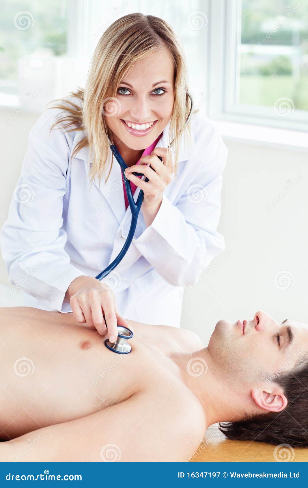 Девушку осматривает врач