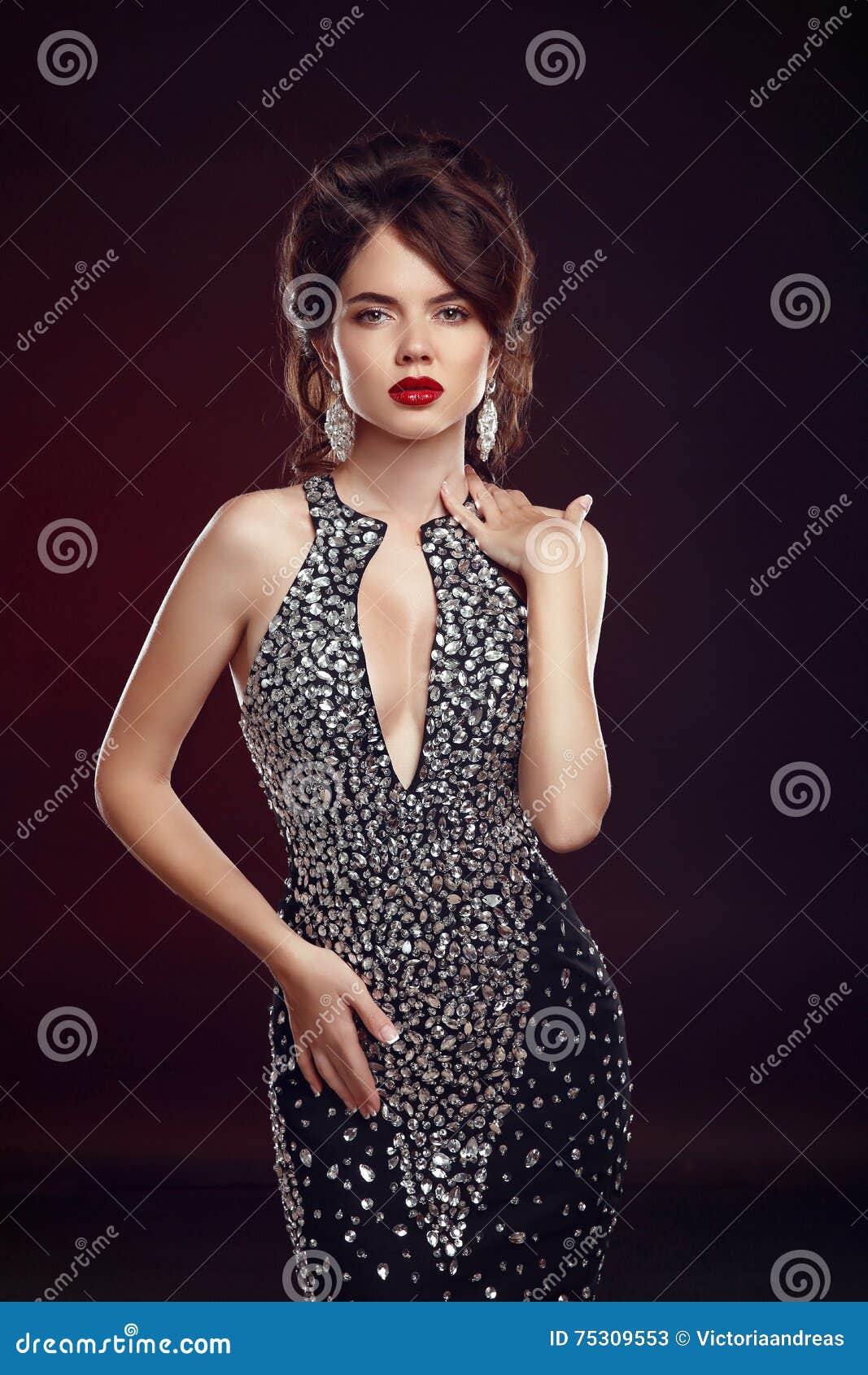 https://thumbs.dreamstime.com/z/beautiful-elegant-woman-black-sexy-dress-expensive-jewelr-jewelry-fashion-glamor-photo-studio-isolated-portrait-75309553.jpg