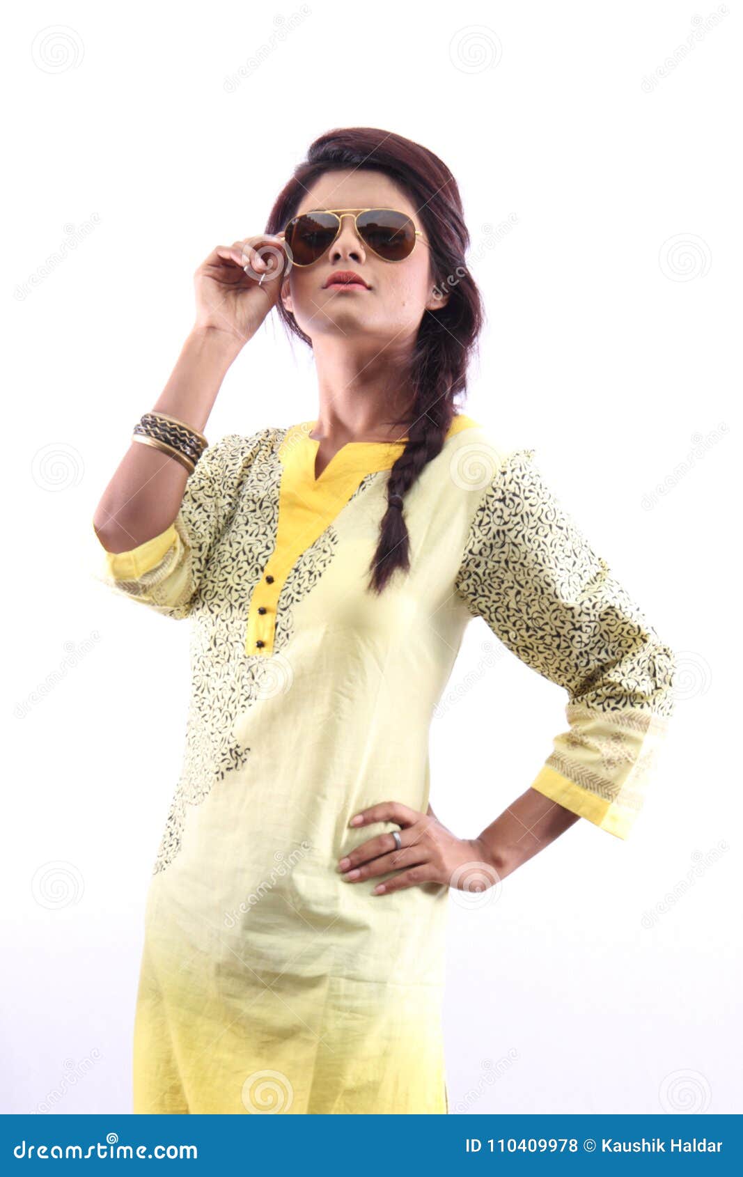 Why do Indian women prefer wearing kurtis?
