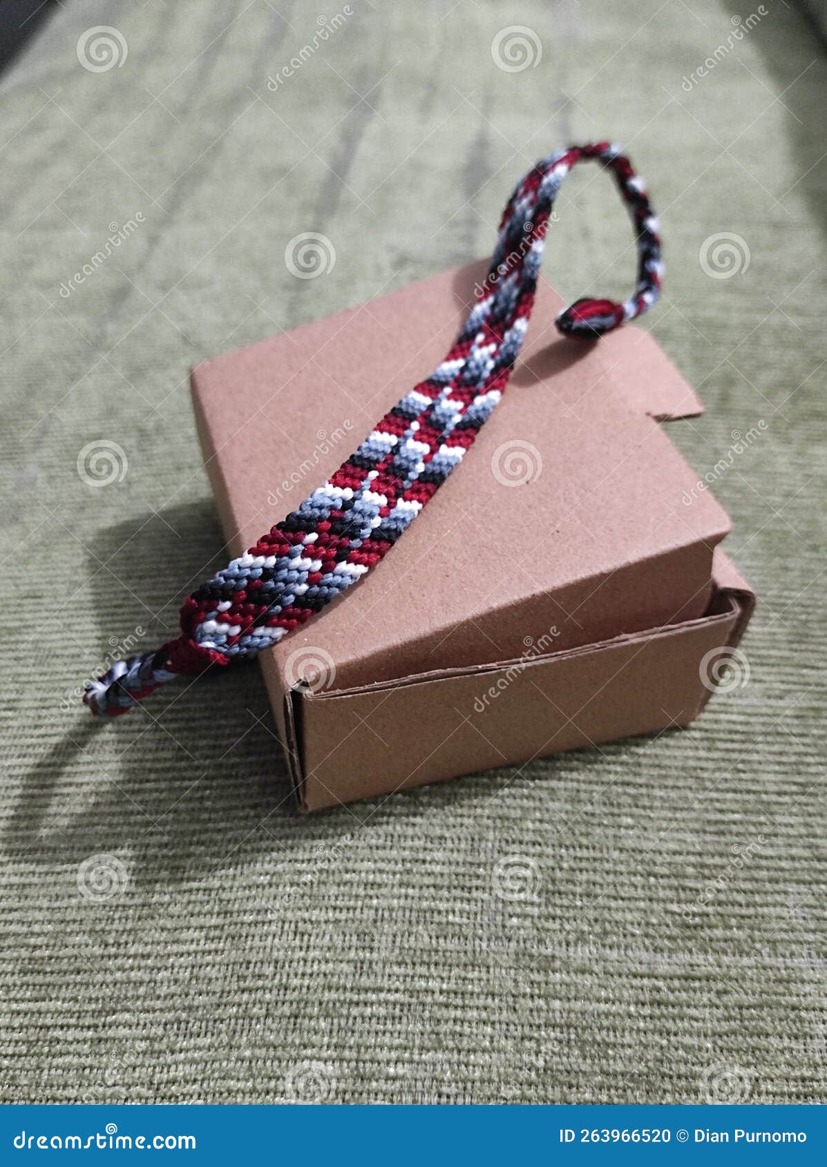 Supply Boutique transparent acrylic packaging box bracelet box necklace box  Buddha bead hand string bracelet display box wholesale-