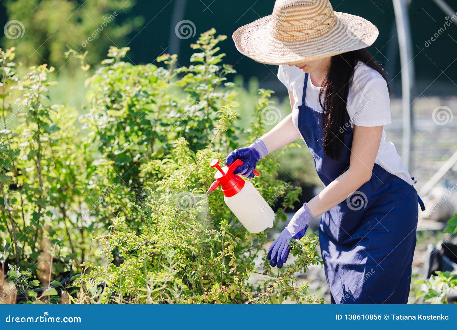 Sombrero de paja en jardín con plantas.