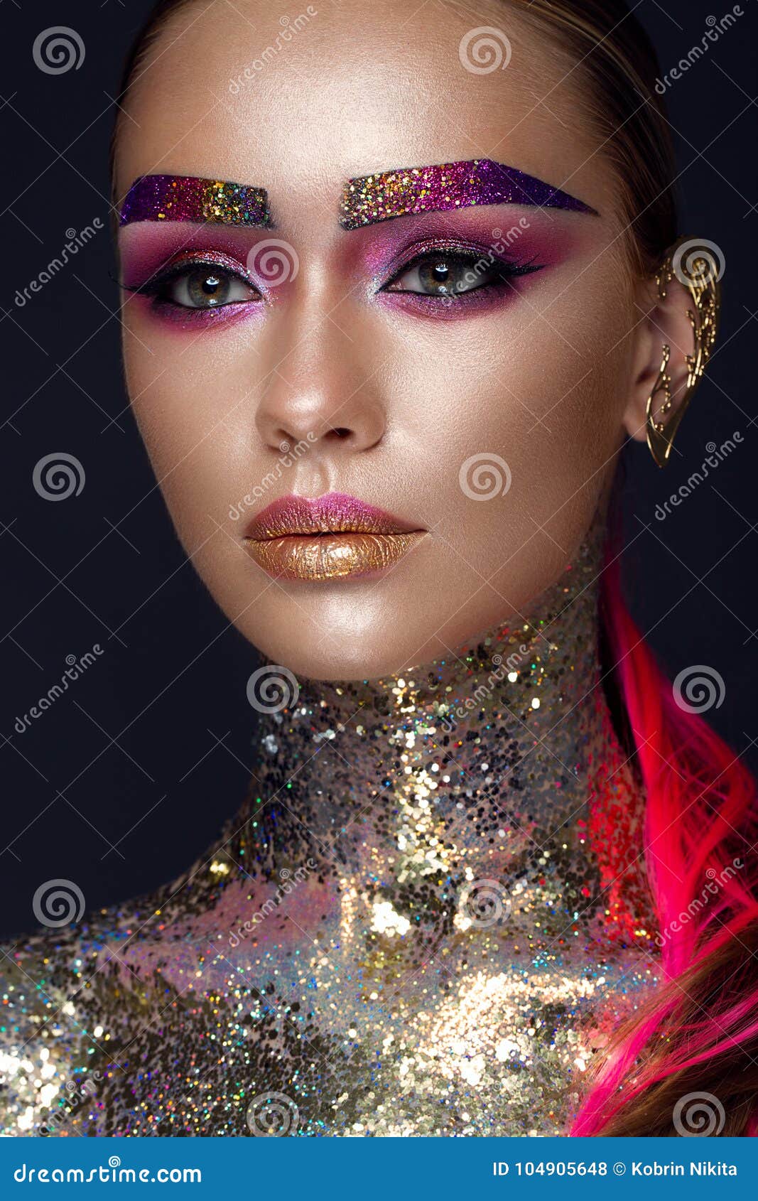 Glitter Strobing Takes Over As A Magnificent Holiday Makeup Look
