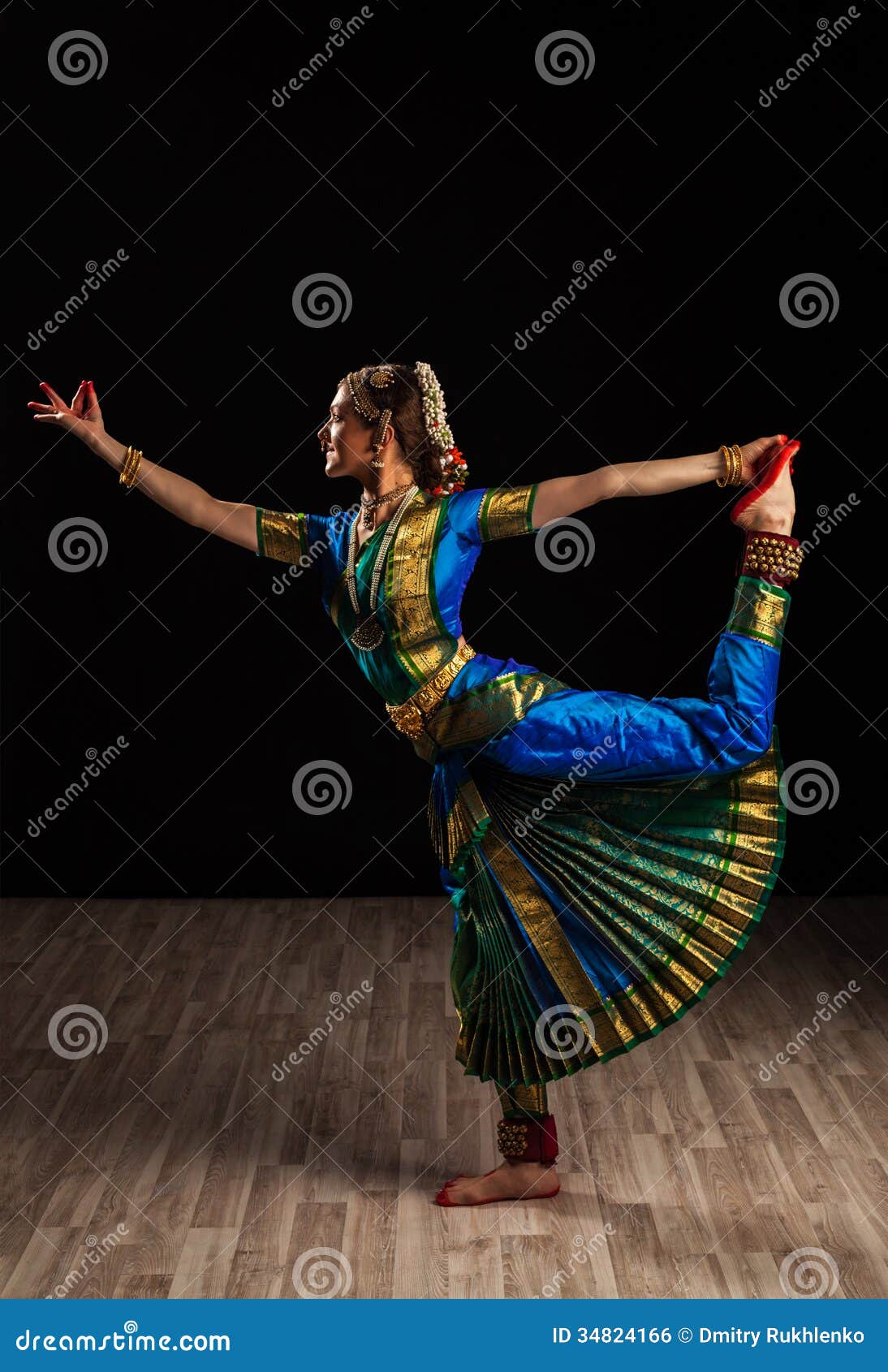 Bharatanatyam dance. Beautiful, elegant woman... - Stock Photo [106766539]  - PIXTA