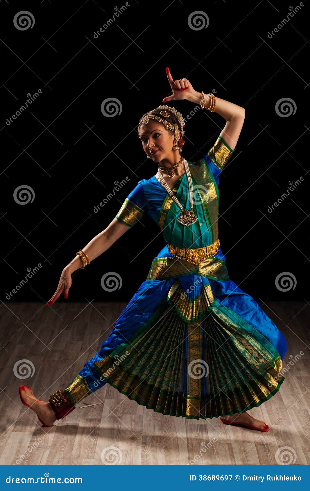 File:Mamallapuram, Indian Dance Festival, Bharatanatyam dancer  (9903146713).jpg - Wikipedia