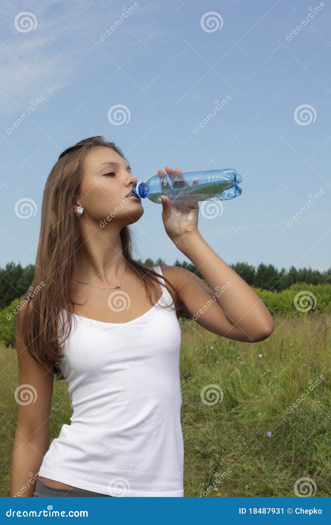 https://thumbs.dreamstime.com/z/beautiful-girl-drink-water-18487931.jpg