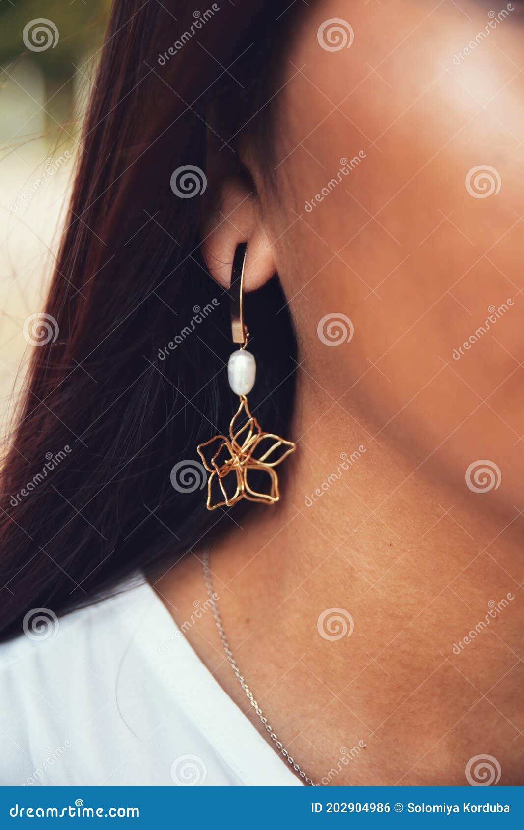 girl with her detalles spring earrings flower