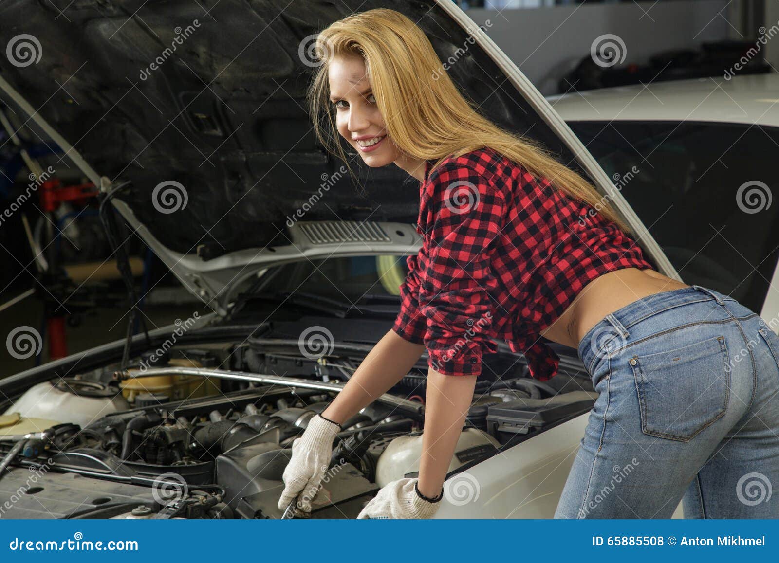 Sweetie fox чинит машину. Девушка чинит машину. Девушка механик. Девушка ремонтирует авто. Девушка автослесарь.