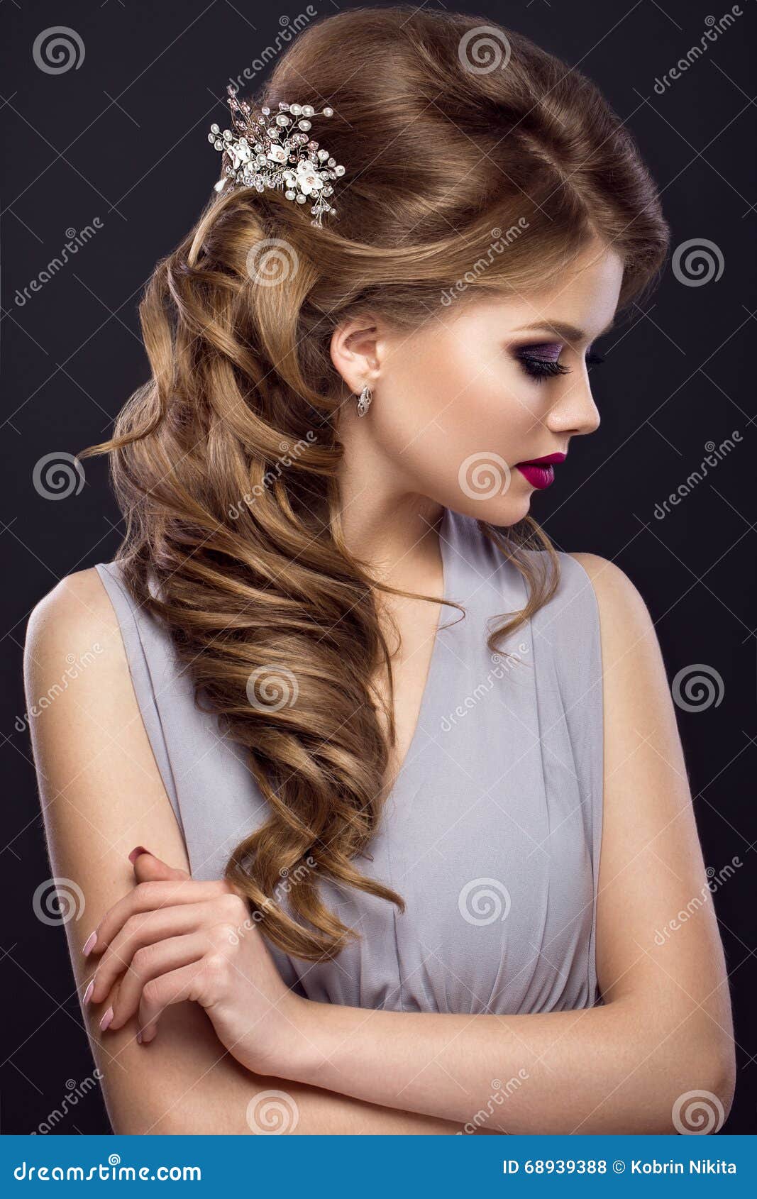 Beautiful Girl with Perfect Skin, Evening Make-up, Wedding Hairstyle and  Accessories. Beauty Face. Stock Photo - Image of girl, gloss: 68939388