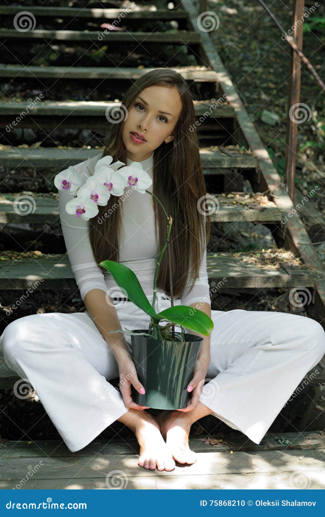 https://thumbs.dreamstime.com/z/beautiful-girl-posing-orchid-flower-sad-lonely-75868210.jpg