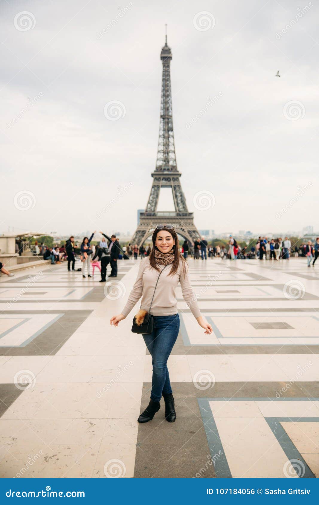 Beautiful Girl Posing To the Photographer Against the Background of the Eiffel  Tower. Autumn Photosession Stock Photo - Image of happy, museum: 107184056