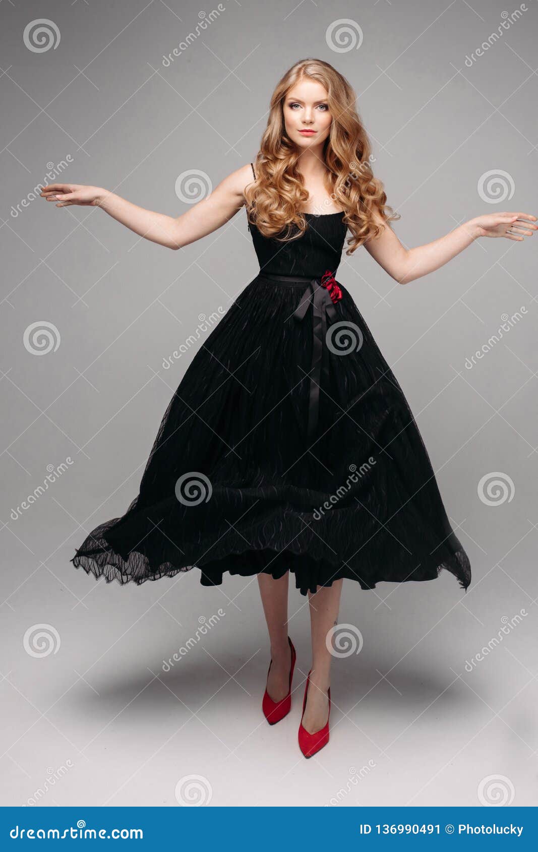 En del bande Sanctuary Beautiful Girl with Red Hair in Black Dress and Red Heels Stock Image -  Image of stunning, event: 136990491