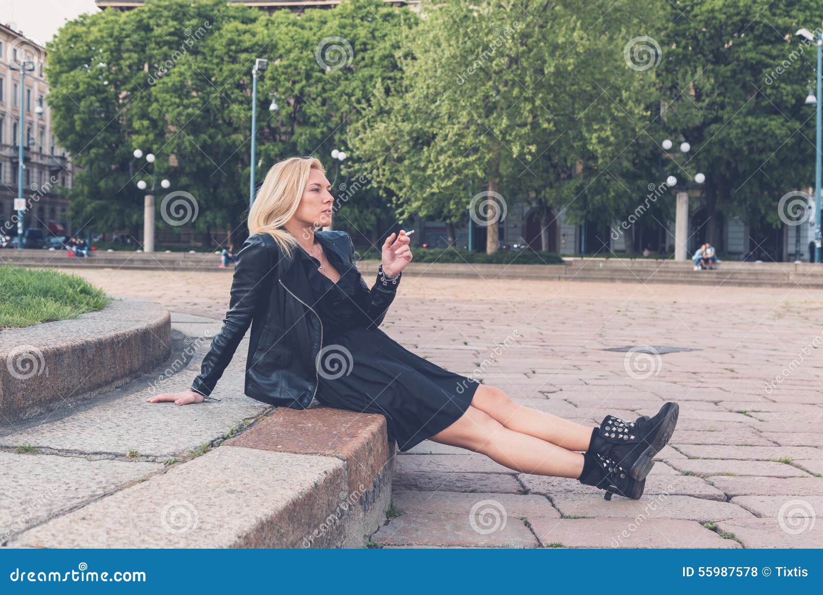 Группа сентябрь женщина курит на лавочке. Девушка курит на улице фотосессия. Курящая блондинка на улице. Девушка курит на скамейке. Женщина курит на лавочке на многолюдной улице.