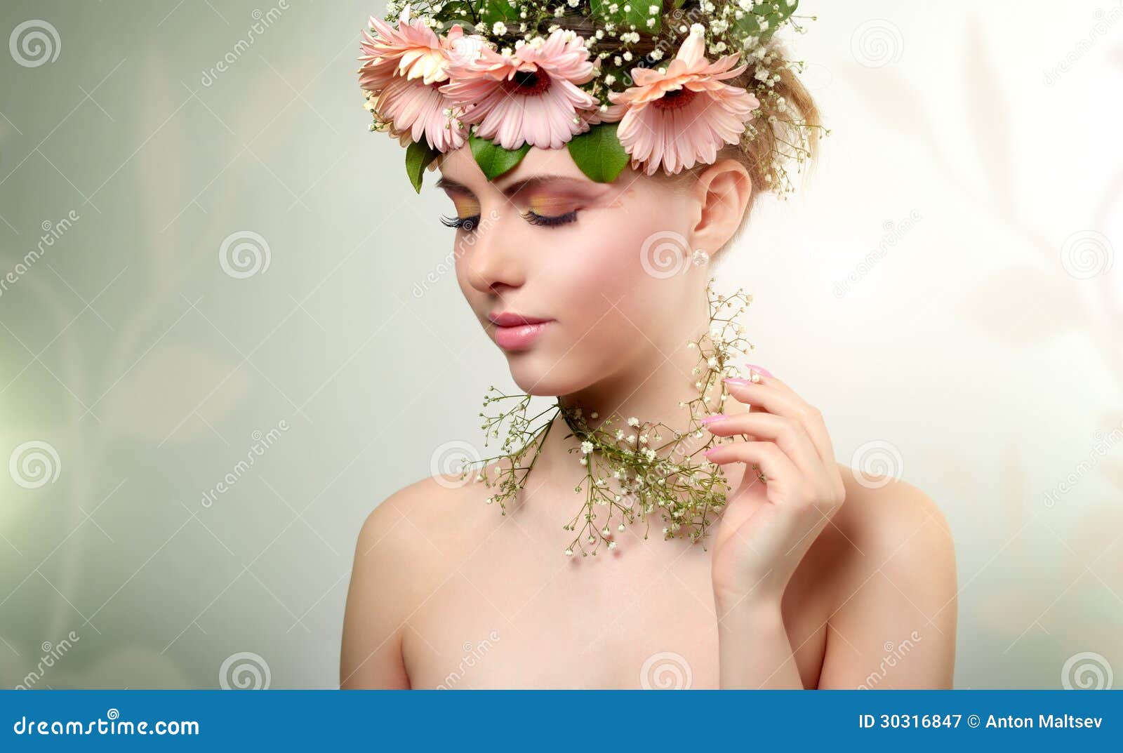 Beautiful Girl Wearing Wreath Of Flowers Stockbild Bild Von Jahreszeit Frau 30316847
