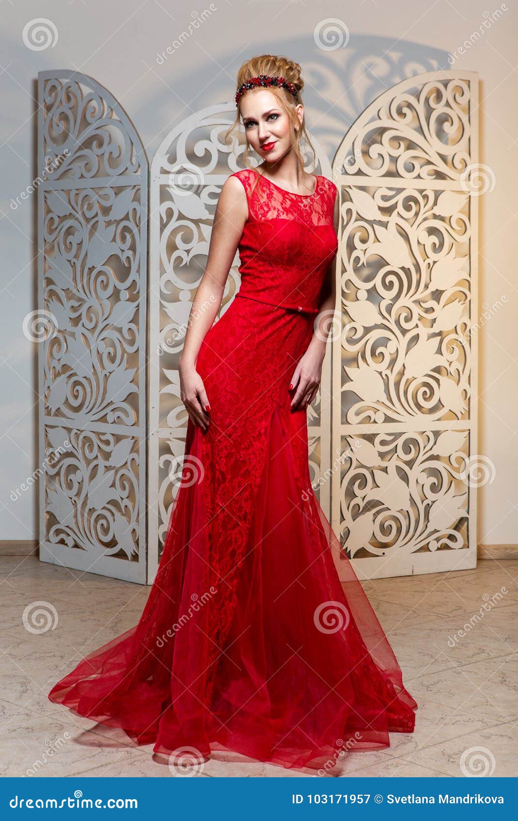 Cascading Bridal Prom Ball Gowns Stock Red Crystals Wedding Gown Wdo71 -  China Red Wedding Dress and Bridal Dress price | Made-in-China.com