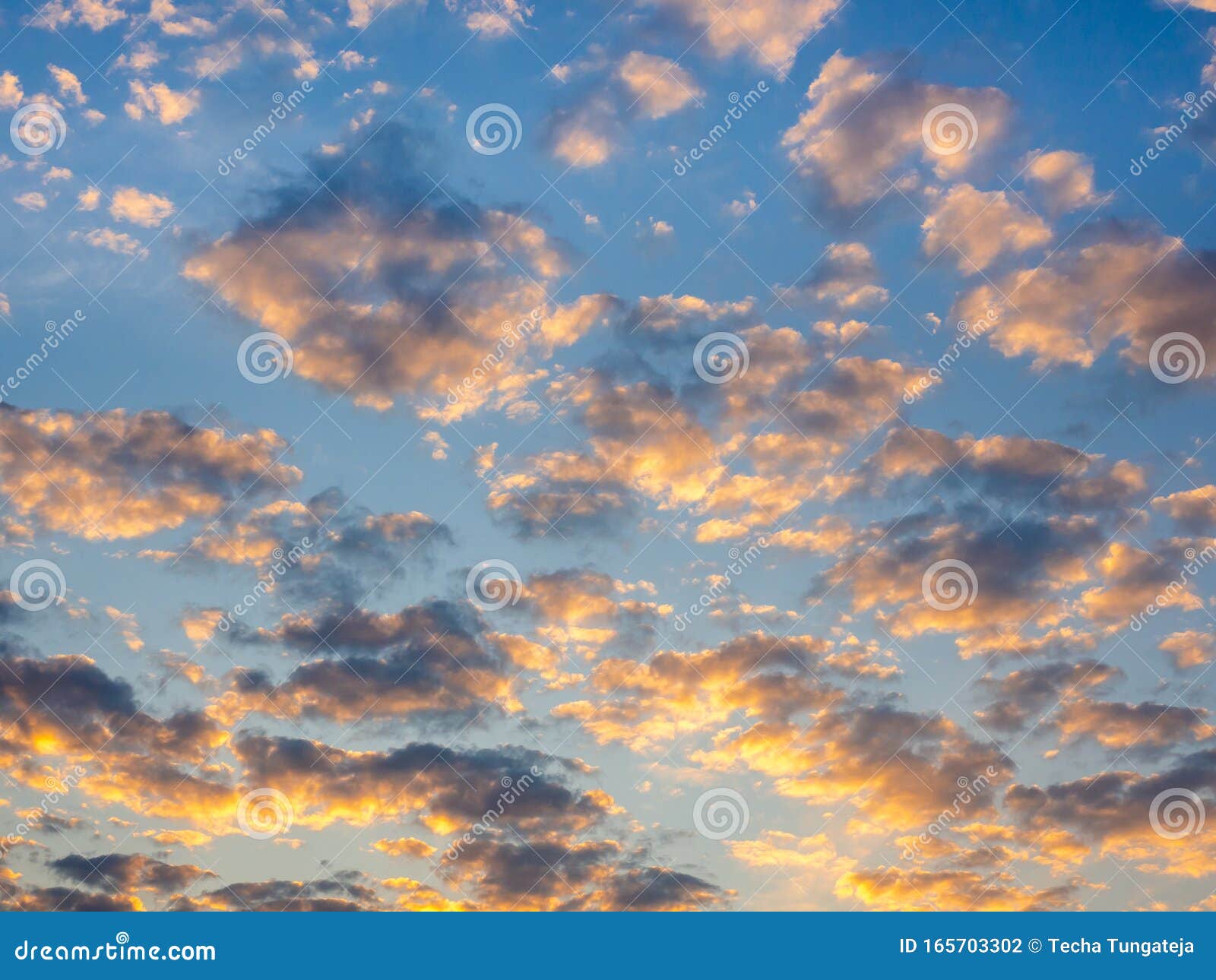 Đám mây vàng đang di chuyển trên bầu trời như một bức tranh khổng lồ được vẽ bởi tạo hóa. Một cảm giác tuyệt vời đang chờ bạn ở hình ảnh đầy ấn tượng này. Hãy đón xem để cảm nhận được sức mạnh và vẻ đẹp của thiên nhiên.