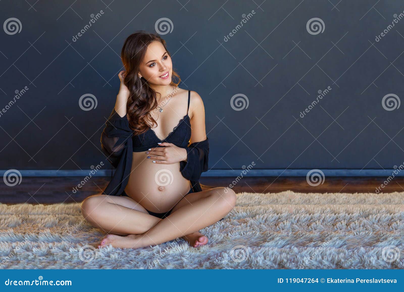 1,173 Pregnant Woman Bikini Stock Photos picture