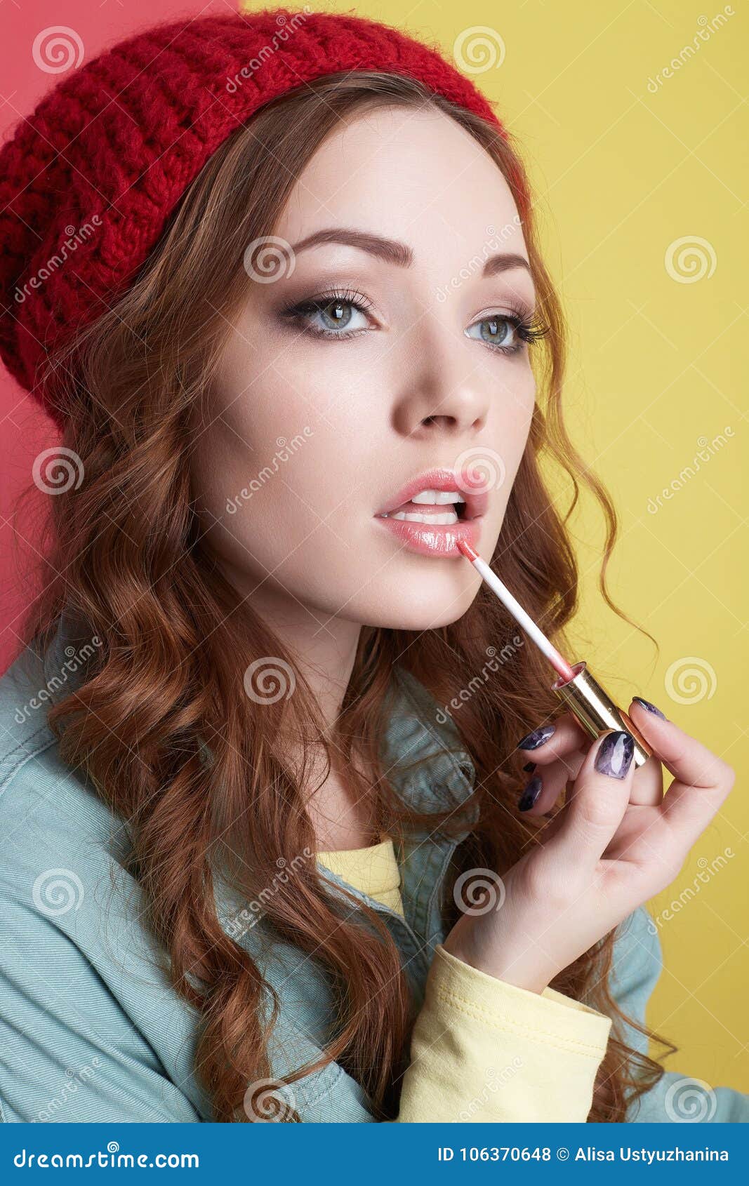 Beregn tåbelig Thorny Beautiful Hipster Girl Applying Makeup Stock Photo - Image of hipster,  fashion: 106370648