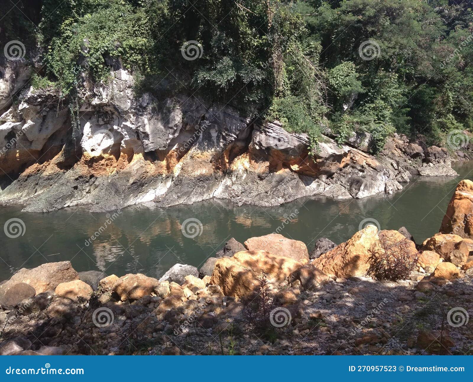 Sanghyang Kenit Rajamandala: Gua Mistis di Tengah Keindahan Alam - Featured Image