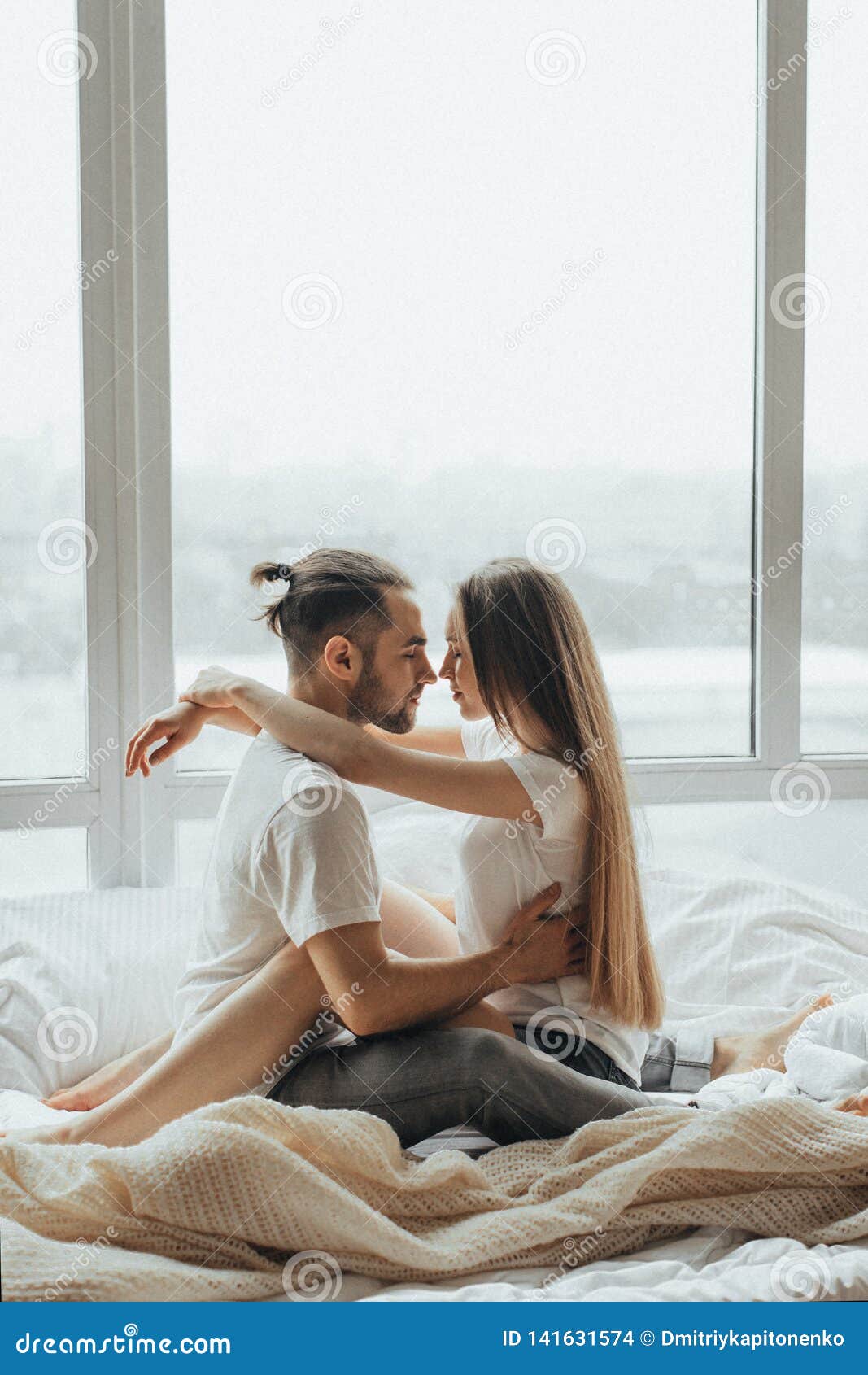 6,636 Bed Kissing Stock Photos pic