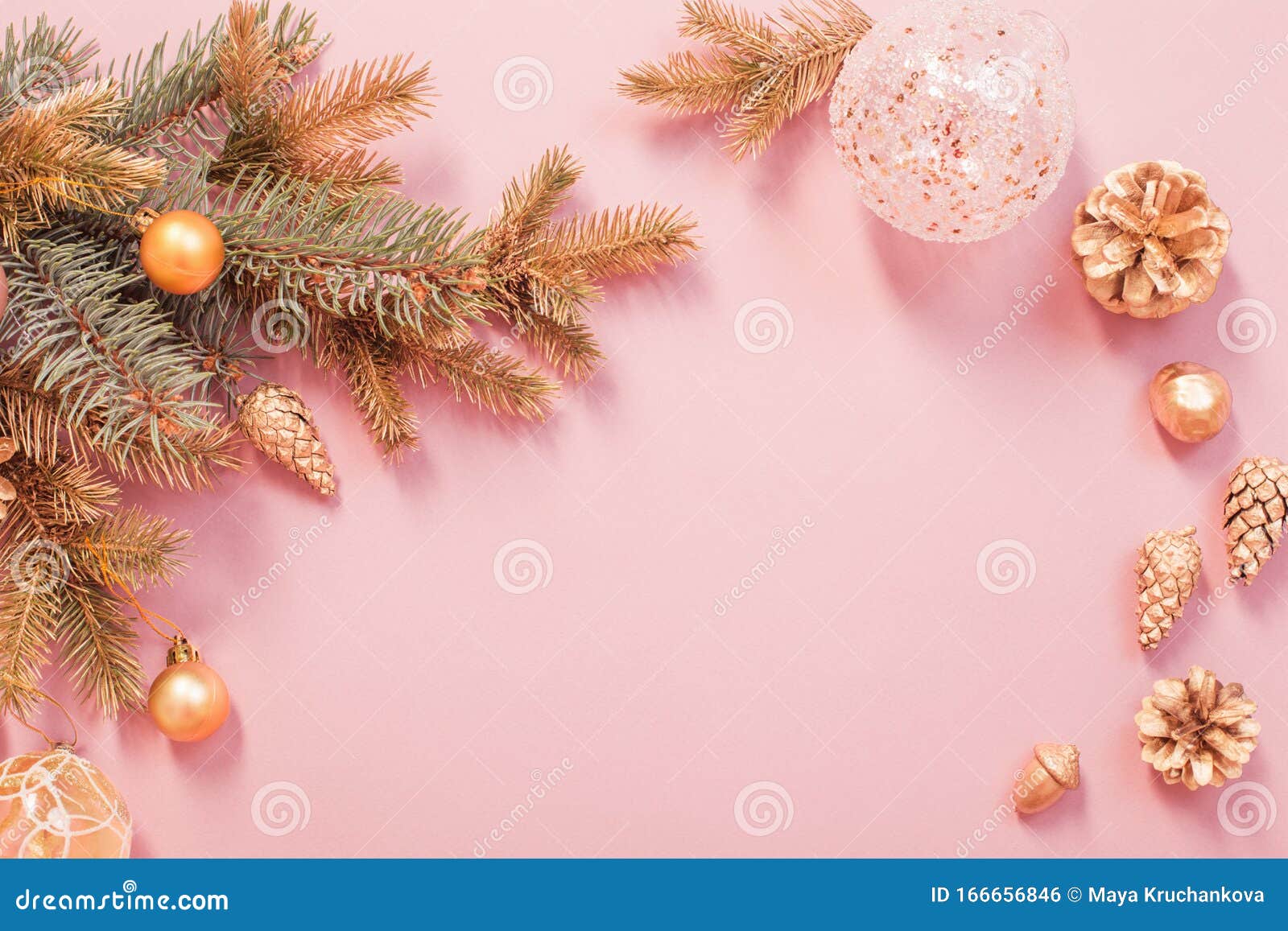Hình nền Giáng sinh hiện đại màu vàng hồng đang chờ đón bạn. Không còn những hình ảnh giáng sinh quen thuộc, mà một nền tảng hoàn toàn mới với màu vàng hồng sang trọng giữa những họa tiết hiện đại. Chắc chắn nó sẽ mang lại cho bạn cảm giác mới lạ và tươi mới.
