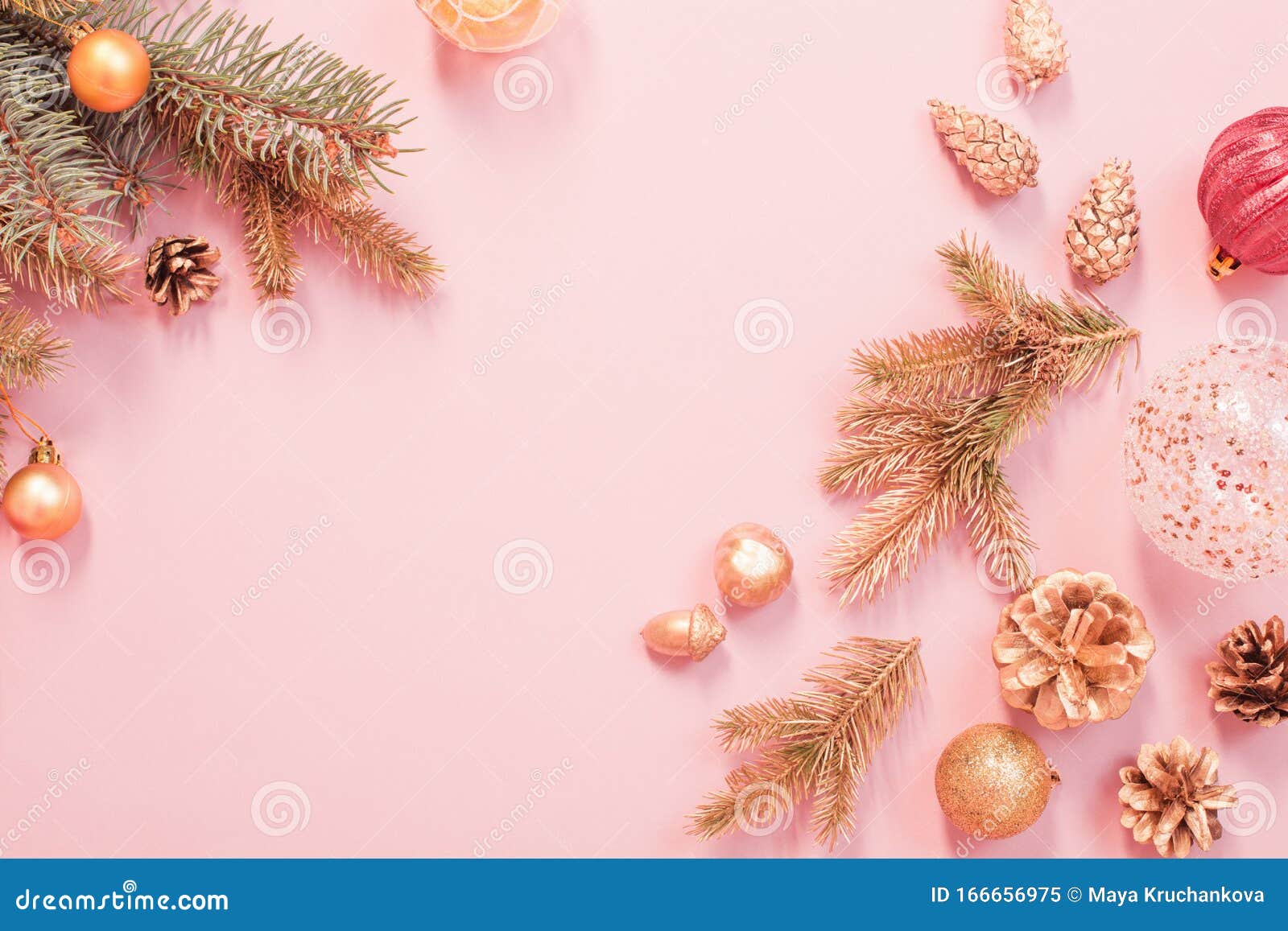 Hãy thưởng thức hình nền Giáng sinh hiện đại với sự kết hợp hoàn hảo giữa màu hồng và màu vàng sẽ mang lại một không gian trang trí Noel mới lạ và đầy phong cách. Nhấn vào hình liên quan để đến với thế giới Giáng sinh đầy màu sắc nhé!