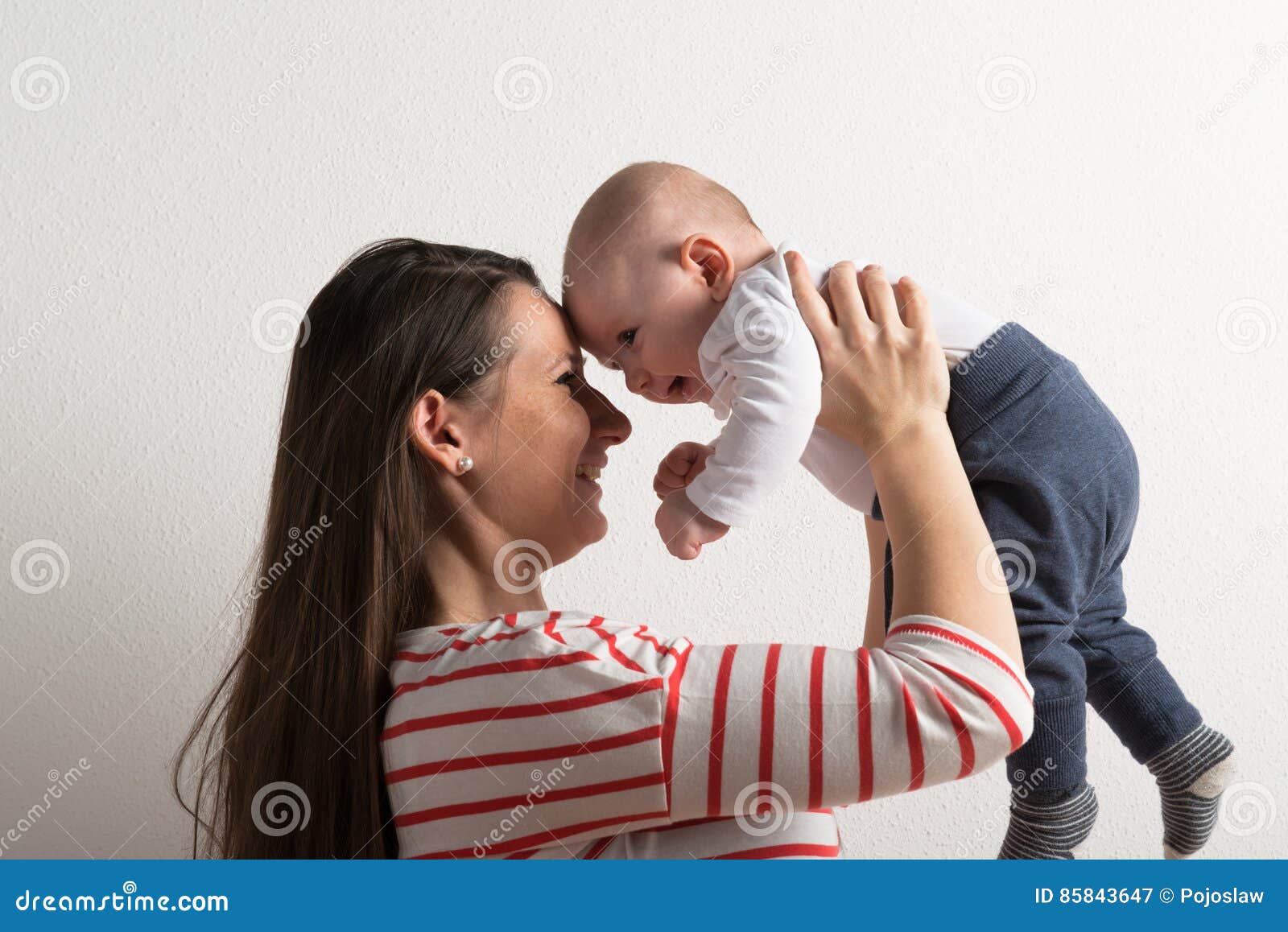Mother holding her baby boy in arms — Stock Photo 