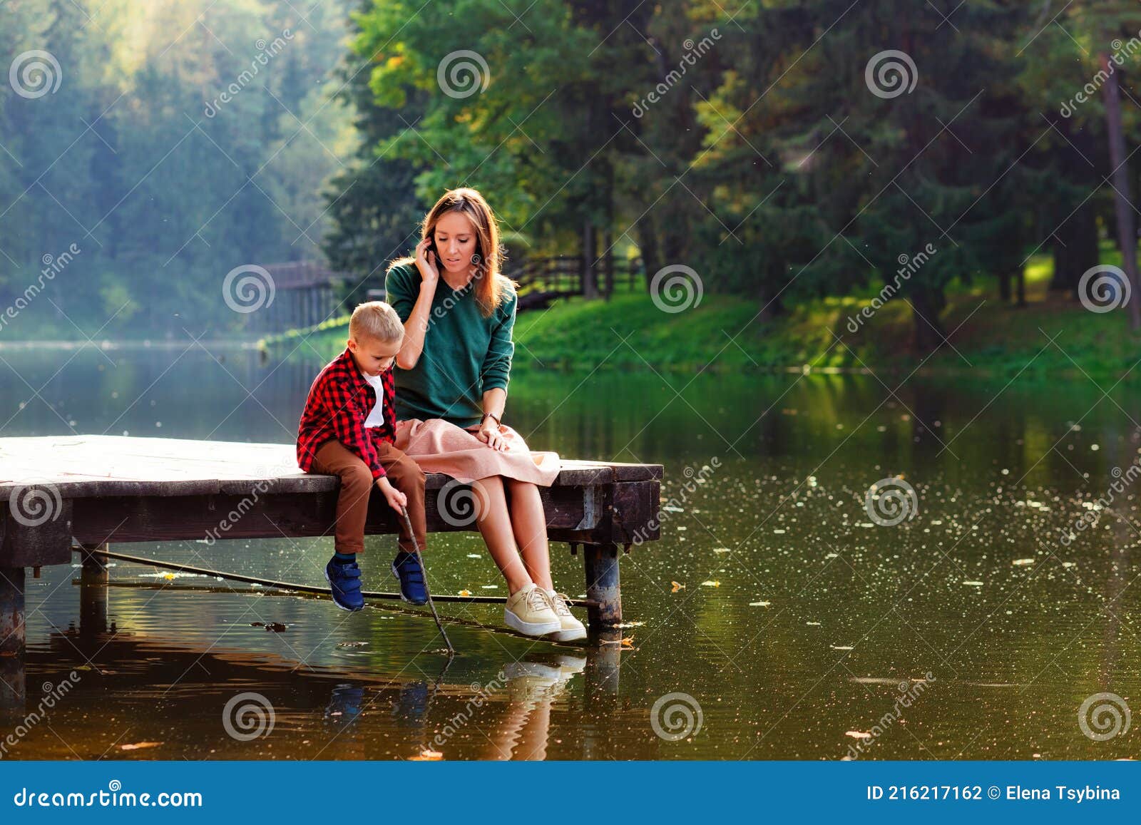 reform firkant deadlock Beautiful Mother Sits and Communicates with Her Son on the Bridge by the  River with a Beautiful Landscape of Nature Stock Photo - Image of  lifestyle, lake: 216217162
