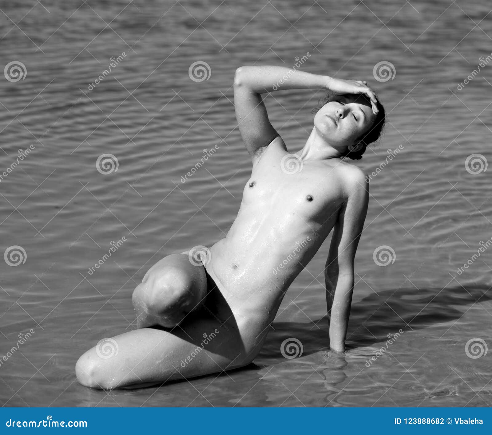 adverbio Colonos al exilio Beautiful Naked Young Woman Posing in the Sea Stock Photo - Image of relax, naked: 123888682 adverbio Colonos al exilio Beautiful Naked Young Woman Posing in the Sea Stock Photo - Image of relax, naked: 123888682