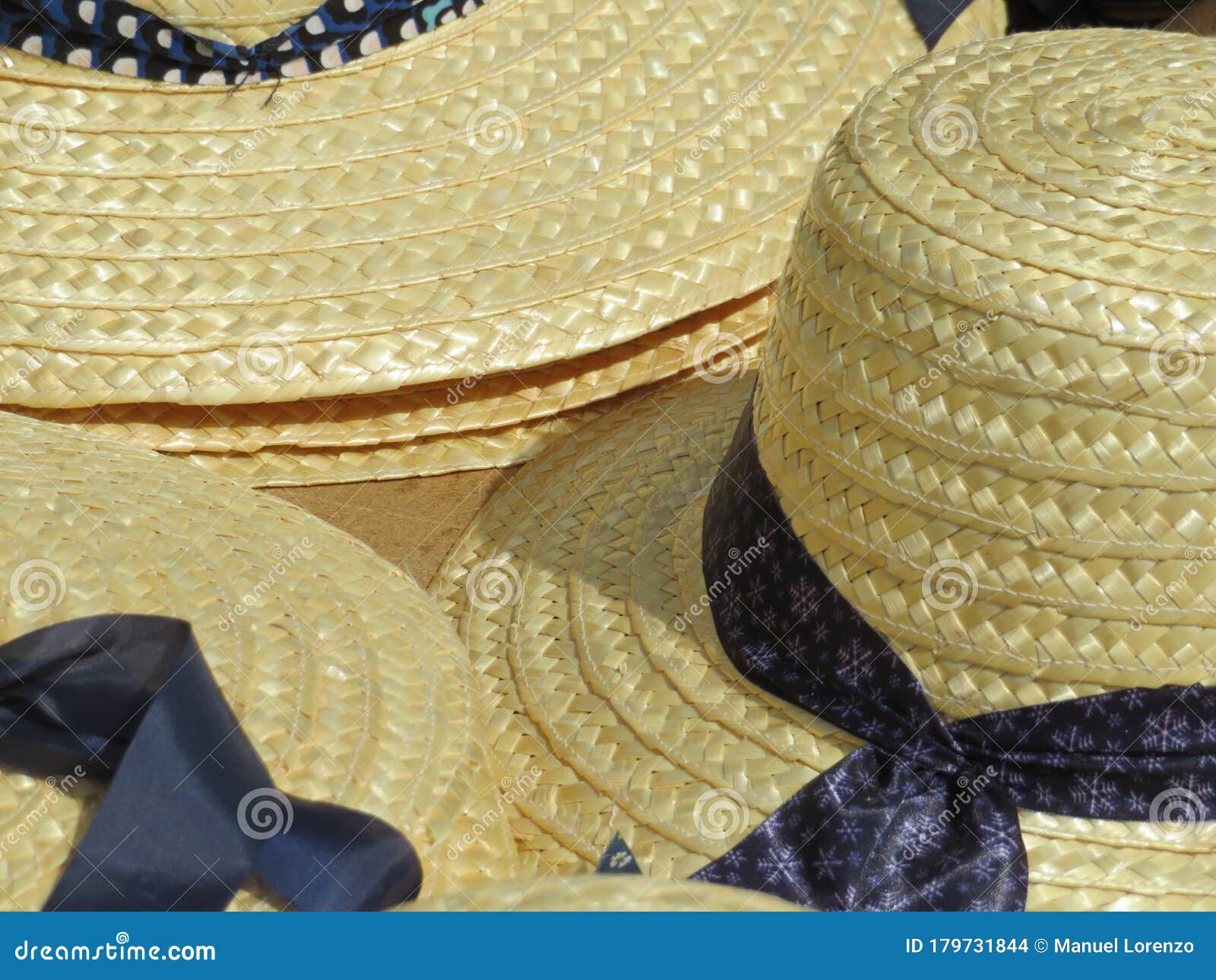 beautiful picture of hats of great quality and resistance to protect from the sun